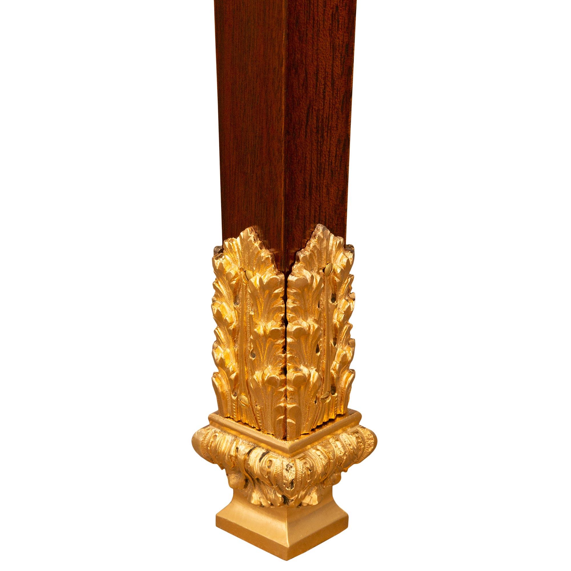 Mesa/escritorio central francés del siglo XIX, estilo Luis XVI, de caoba, ormolu y mármol en venta 4