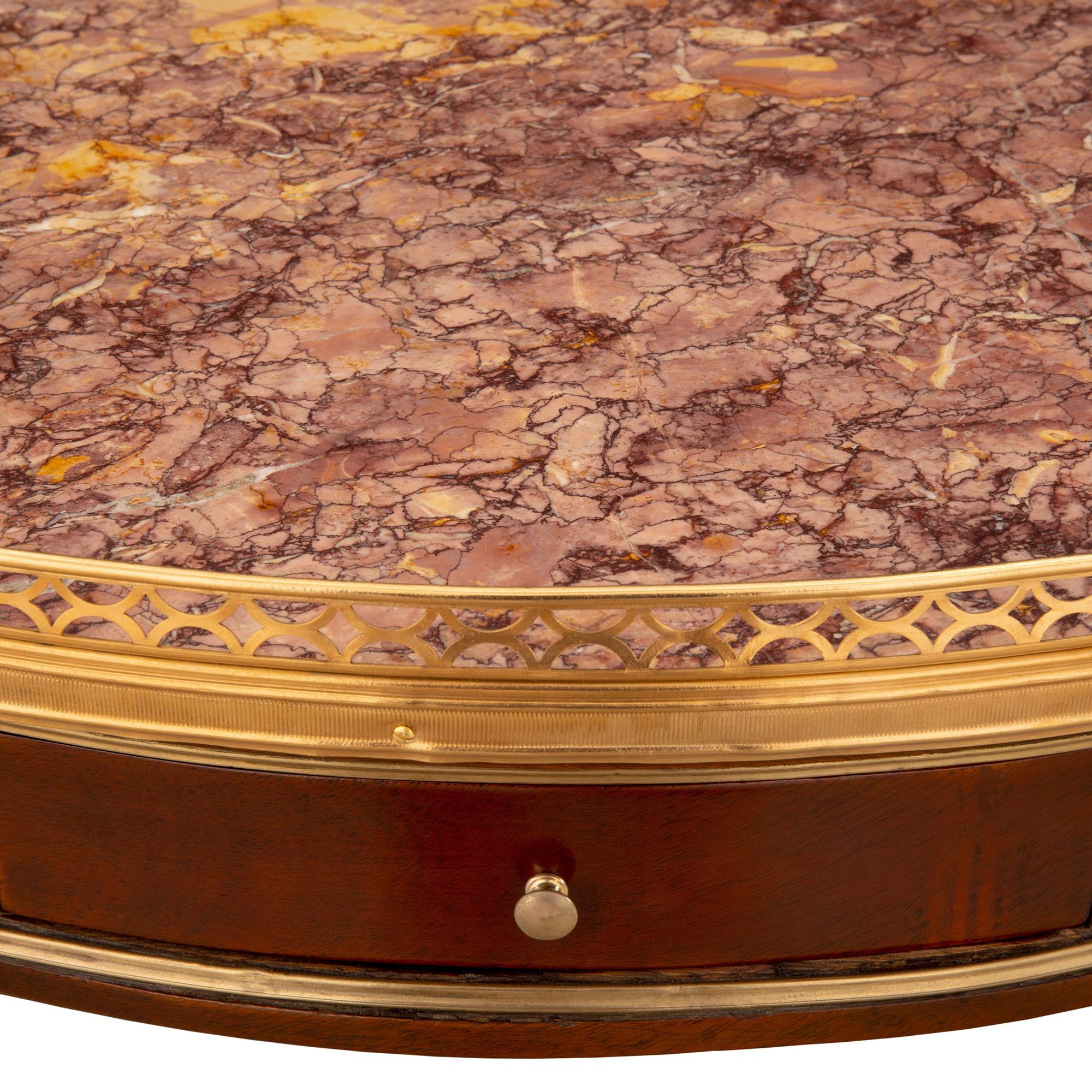 Bronze doré Table basse française du 19ème siècle de style Louis XVI en acajou, bronze doré et marbre en vente