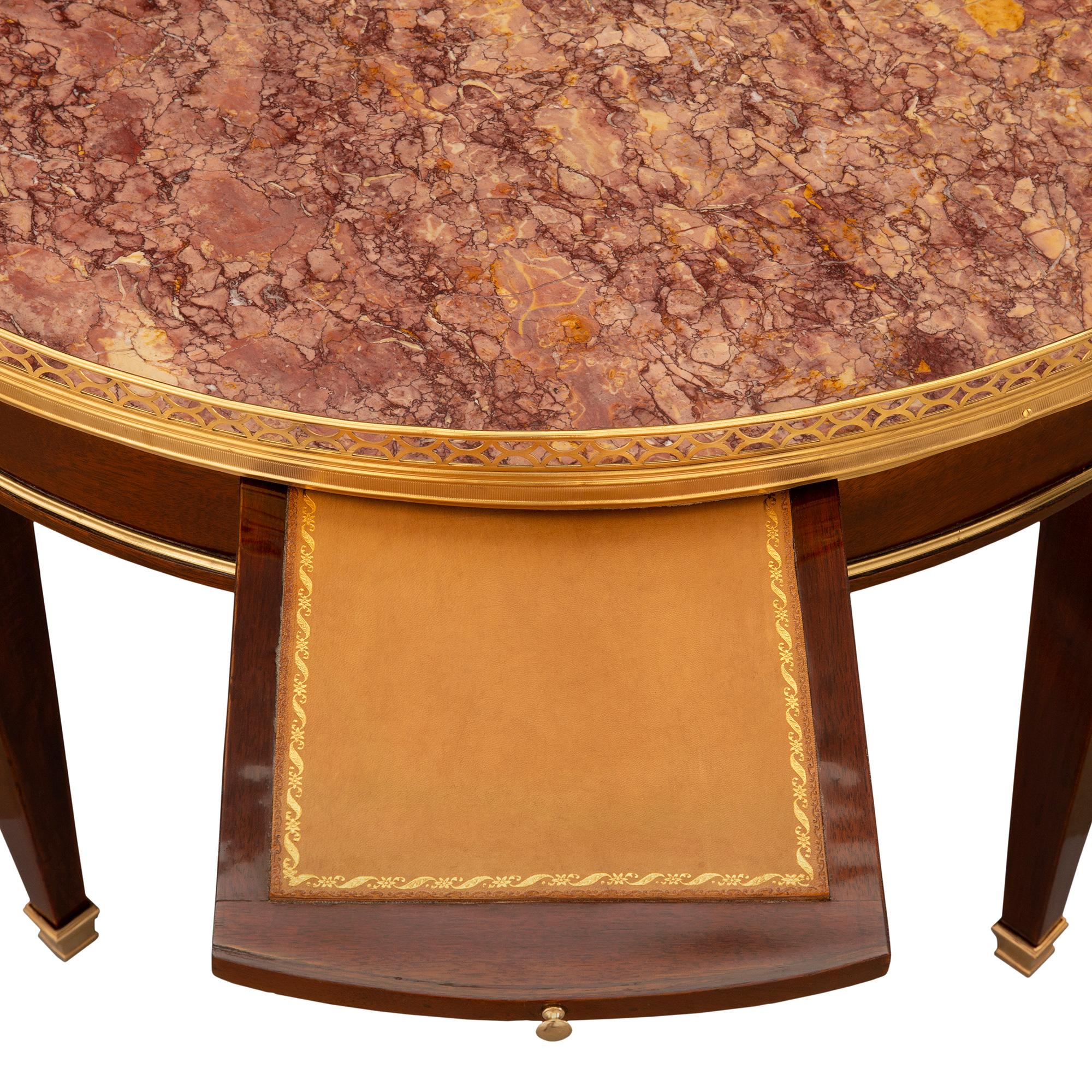 Table basse française du 19ème siècle de style Louis XVI en acajou, bronze doré et marbre en vente 1