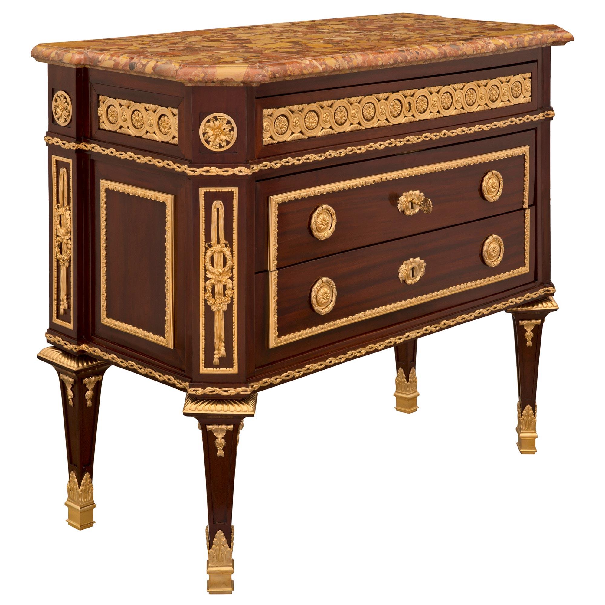 Francese Commode francese del XIX secolo in mogano, ormolu e marmo di stile Luigi XVI in vendita