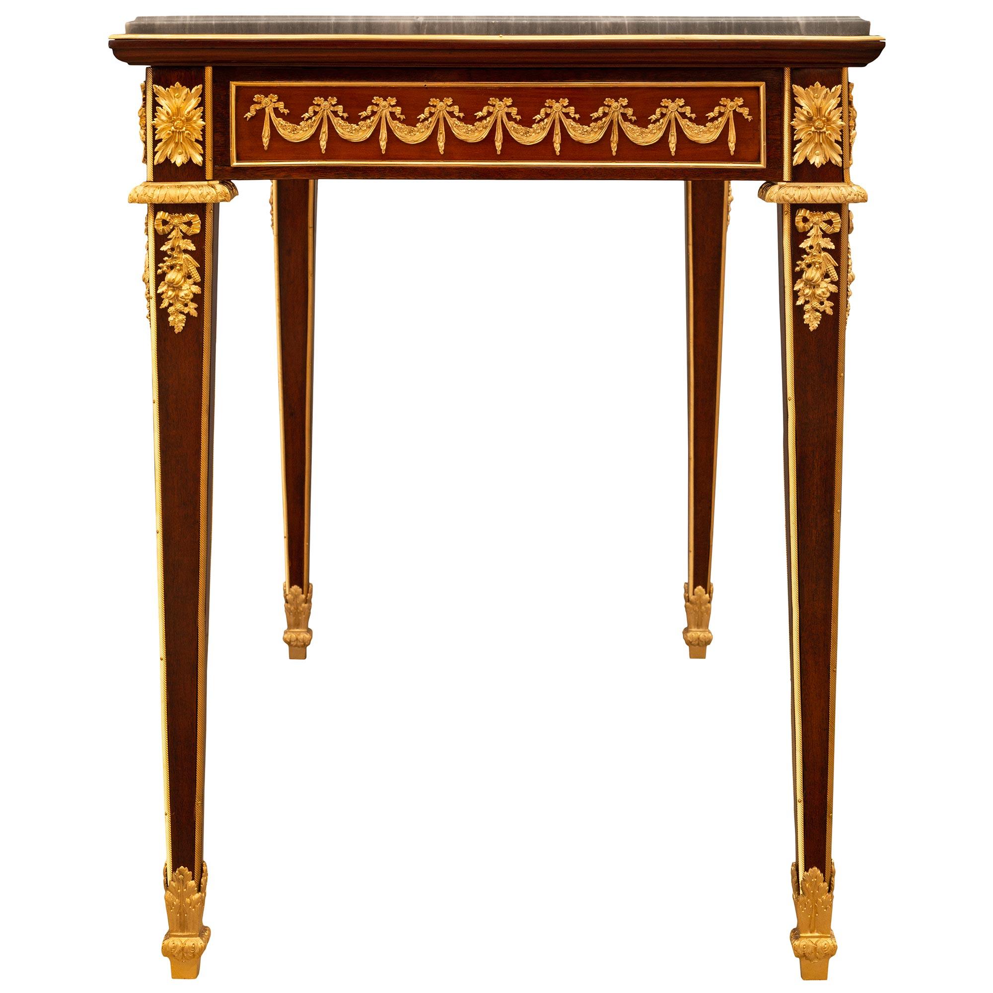 Bronze doré Bureau/table français du XIXe siècle de style Louis XVI en acajou, bronze doré et marbre  en vente