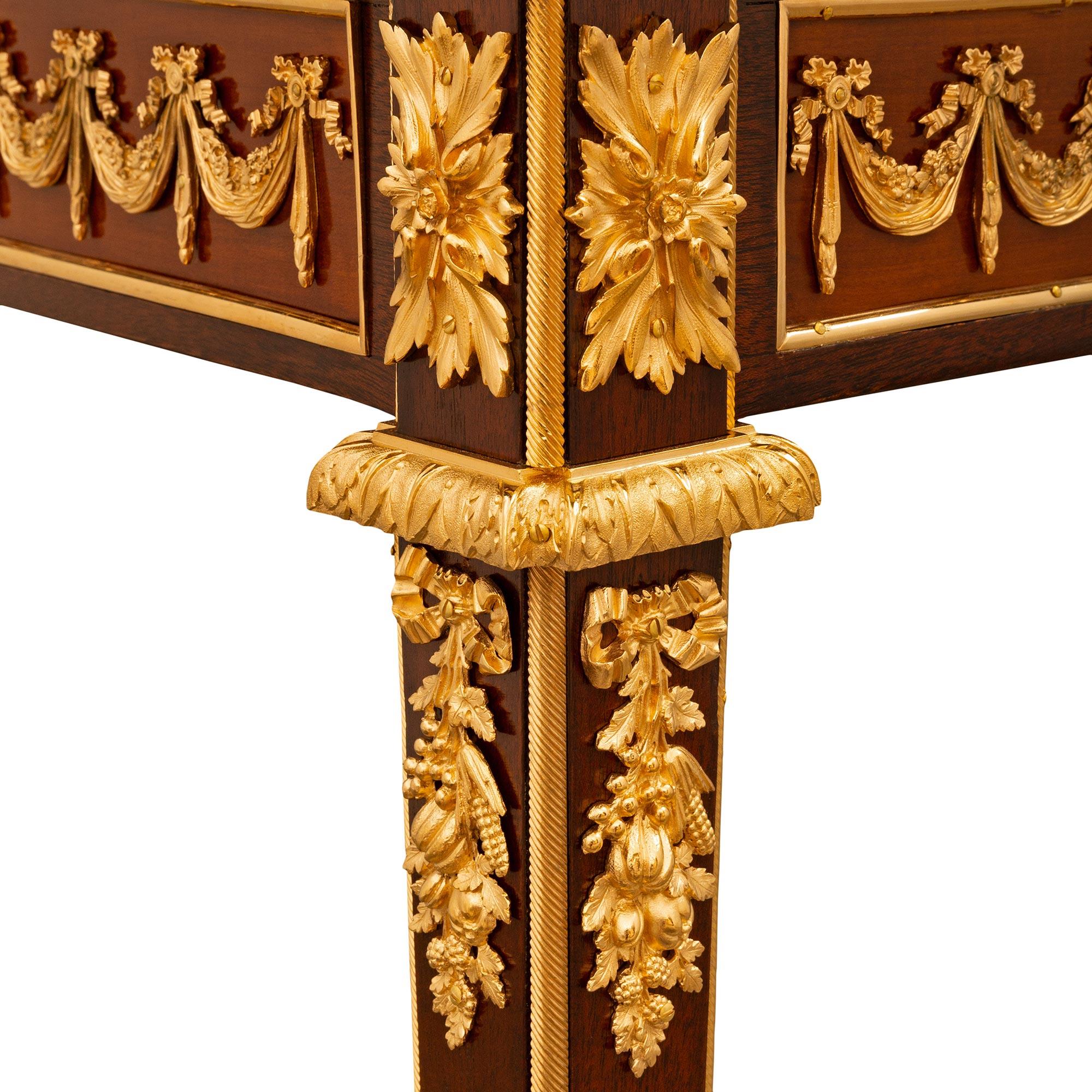 Bureau/table français du XIXe siècle de style Louis XVI en acajou, bronze doré et marbre  en vente 1