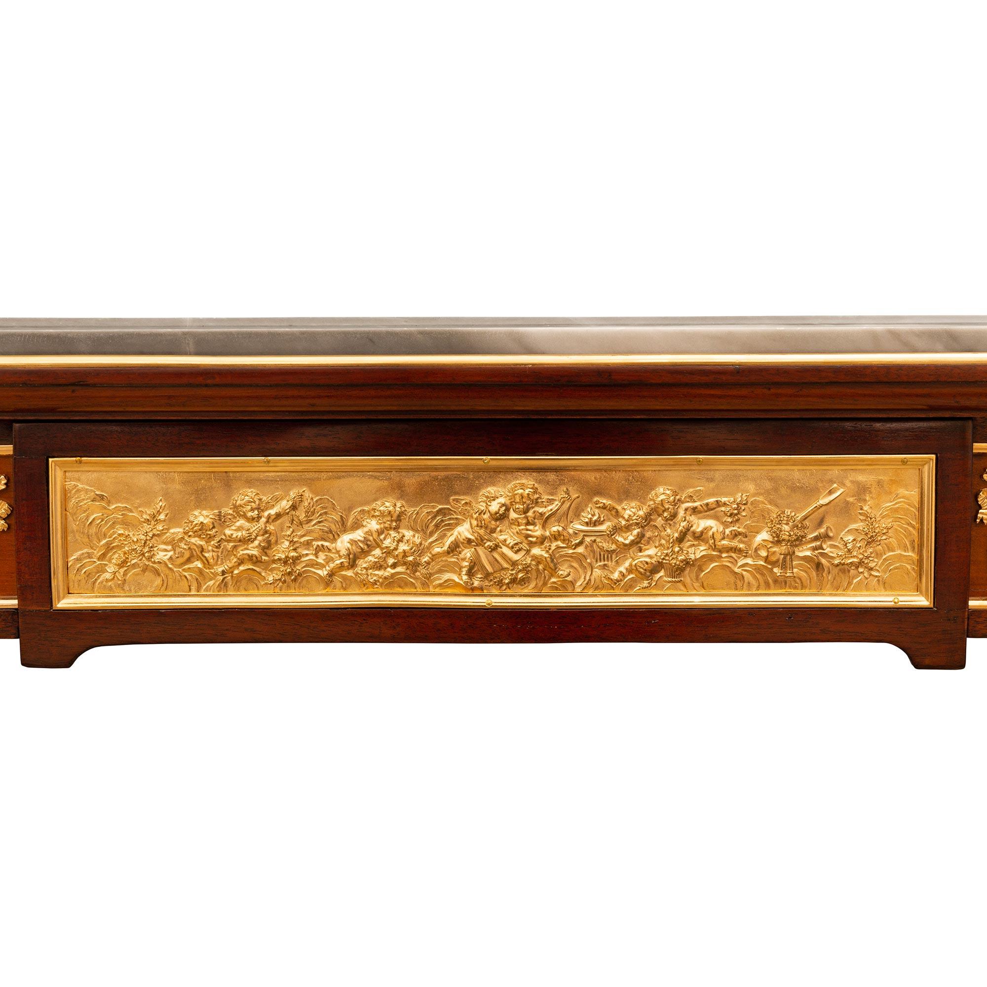 Bureau/table français du XIXe siècle de style Louis XVI en acajou, bronze doré et marbre  en vente 3