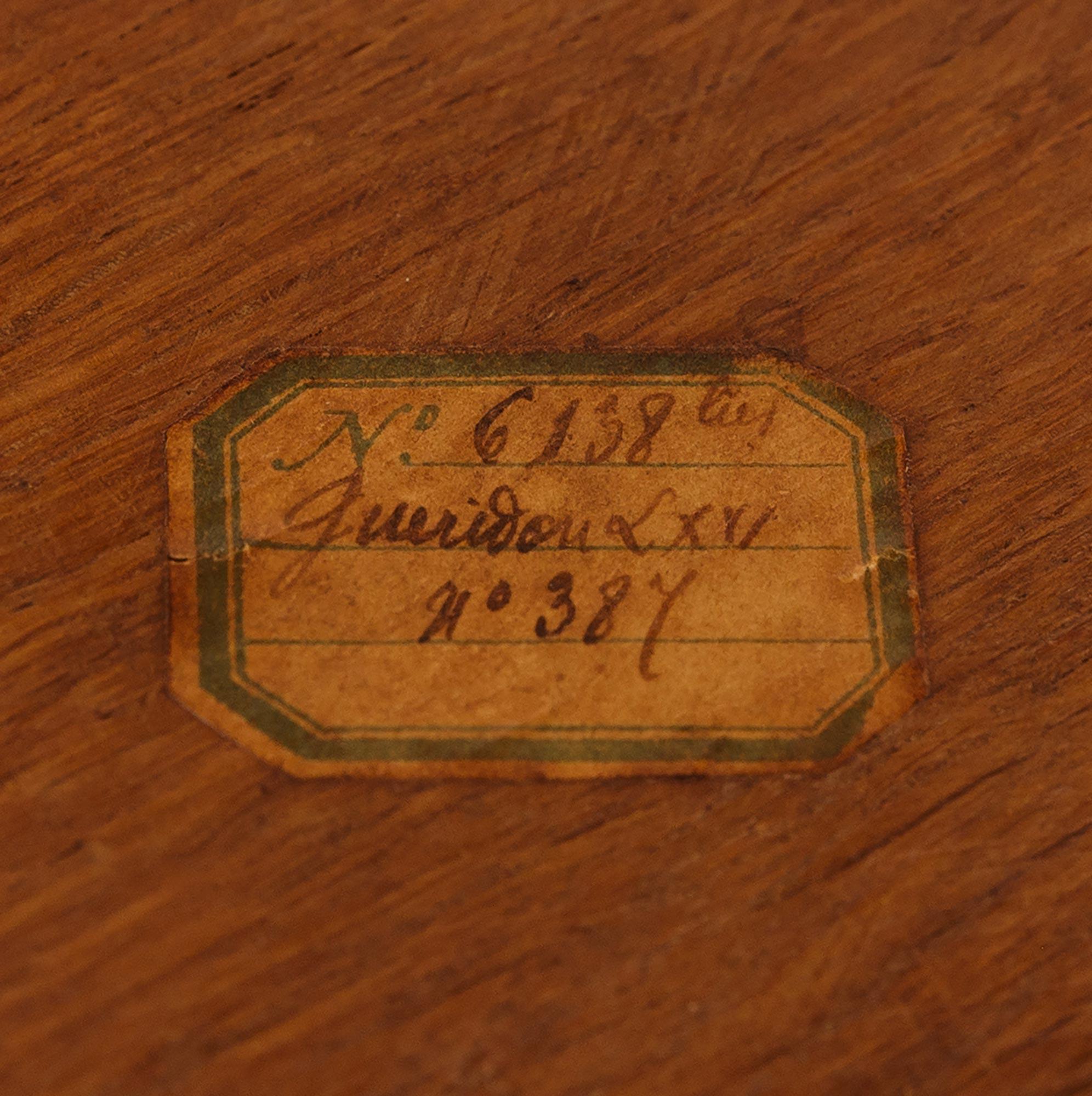 Table d'appoint française du XIXe siècle de style Louis XVI en acajou, bronze doré et marbre en vente 5