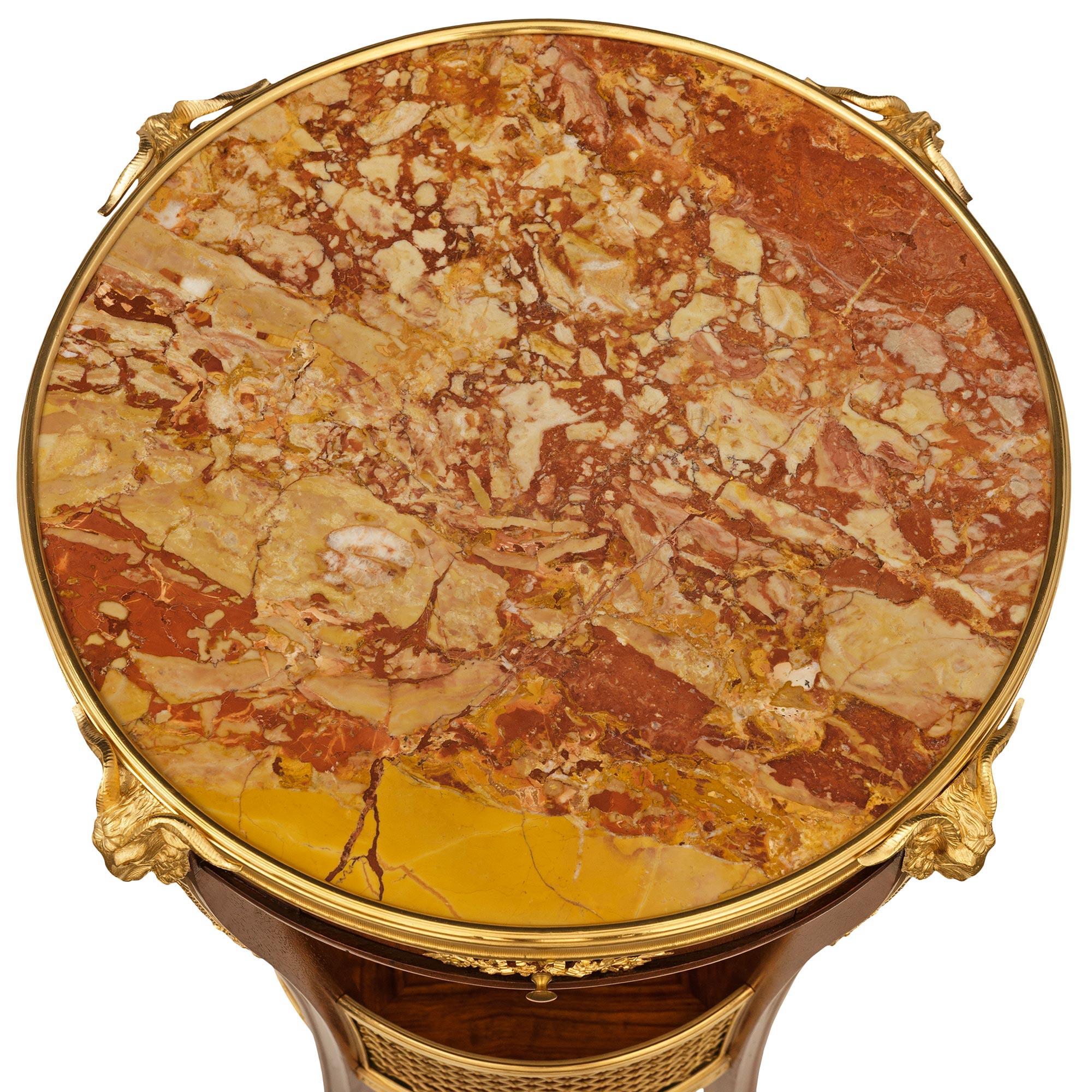 Table d'appoint française du XIXe siècle de style Louis XVI en acajou, bronze doré et marbre en vente 6