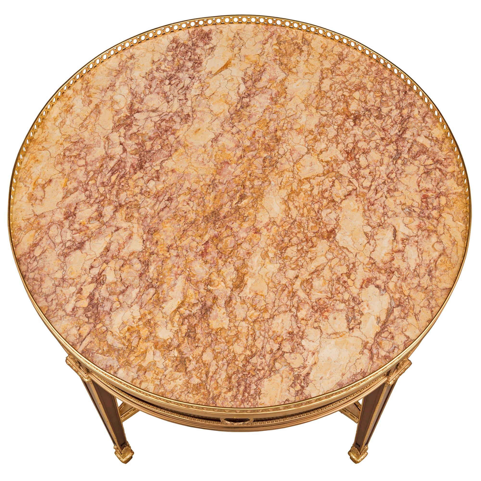 Superbe table d'appoint de style Louis XVI du XIXe siècle en acajou, bronze doré et marbre Brocatelle d'Espagne, signée Durand. La table circulaire est surélevée par des pieds coniques carrés des plus élégants, avec des sabots feuillus ajustés