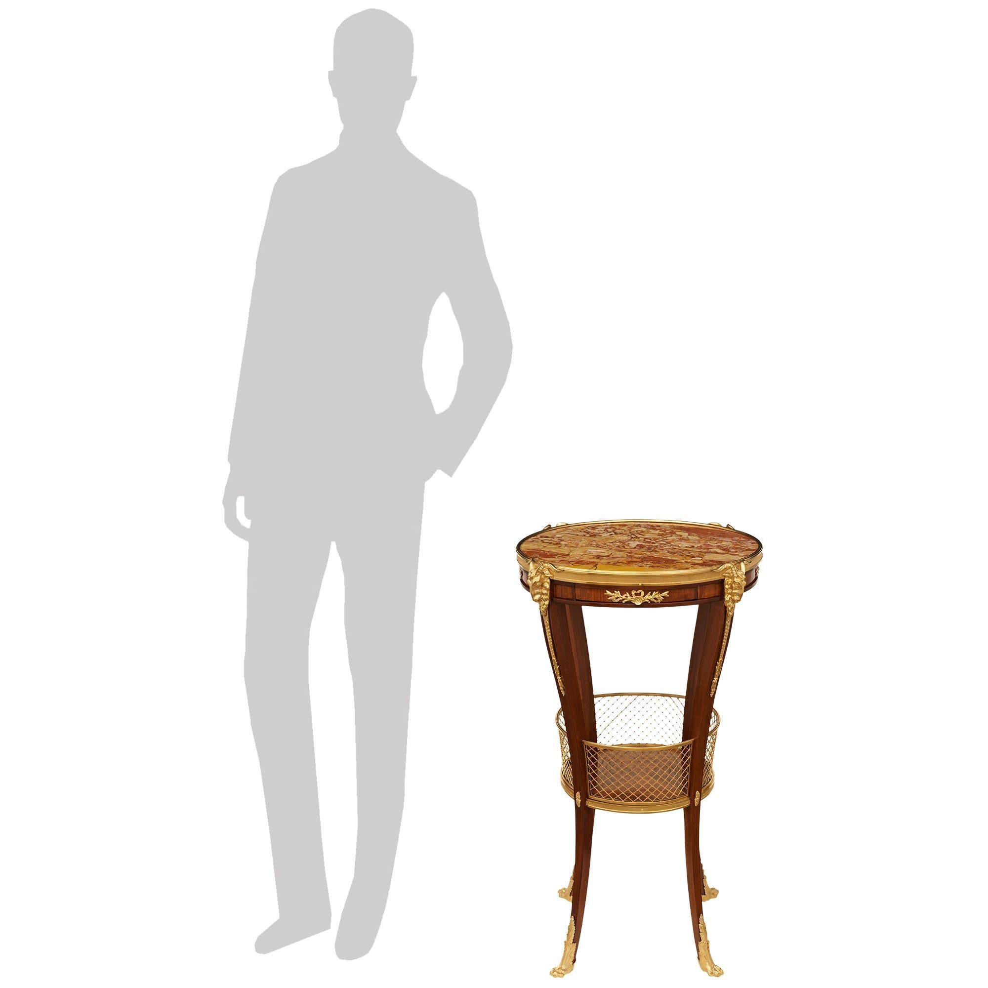 Table d'appoint élégante et de grande qualité en acajou, tulipier, bronze doré et marbre de style Louis XVI du XIXe siècle. Cette superbe table d'appoint repose sur quatre pieds fuselés carrés terminés par des sabots enveloppants en bronze doré avec