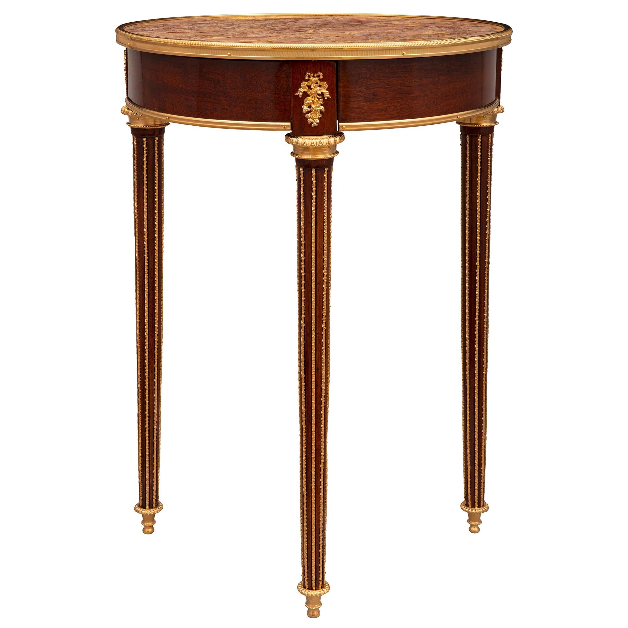 Français Table d'appoint française du 19ème siècle de style Louis XVI en acajou, bronze doré et marbre en vente