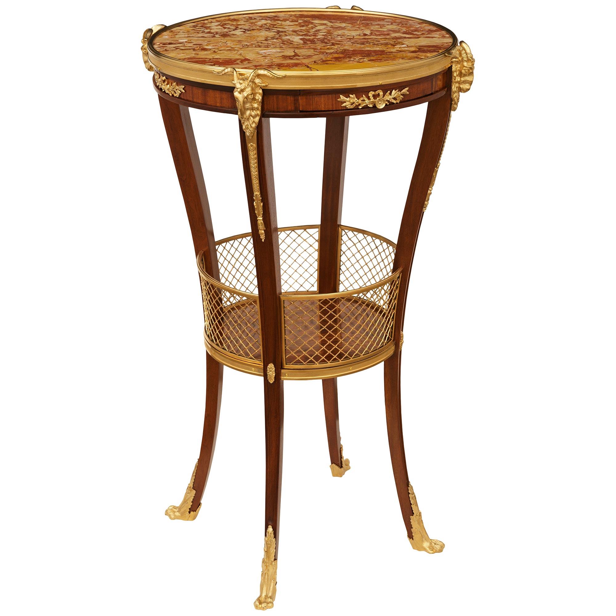 Français Table d'appoint française du XIXe siècle de style Louis XVI en acajou, bronze doré et marbre en vente