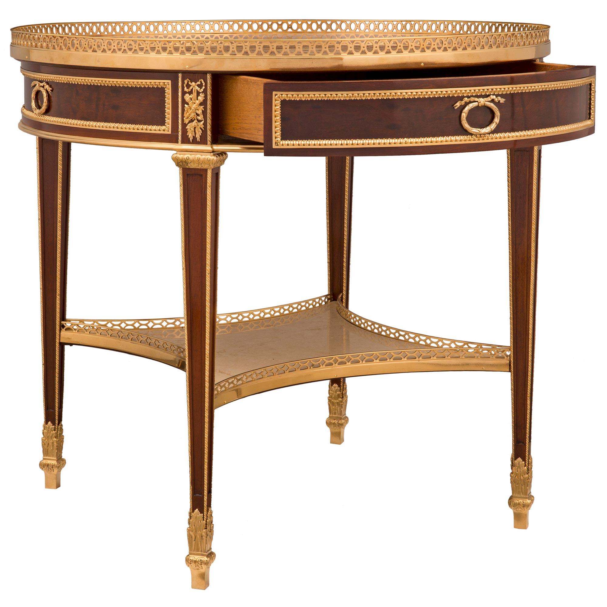 Table d'appoint française du 19ème siècle de style Louis XVI en acajou, bronze doré et marbre Bon état - En vente à West Palm Beach, FL