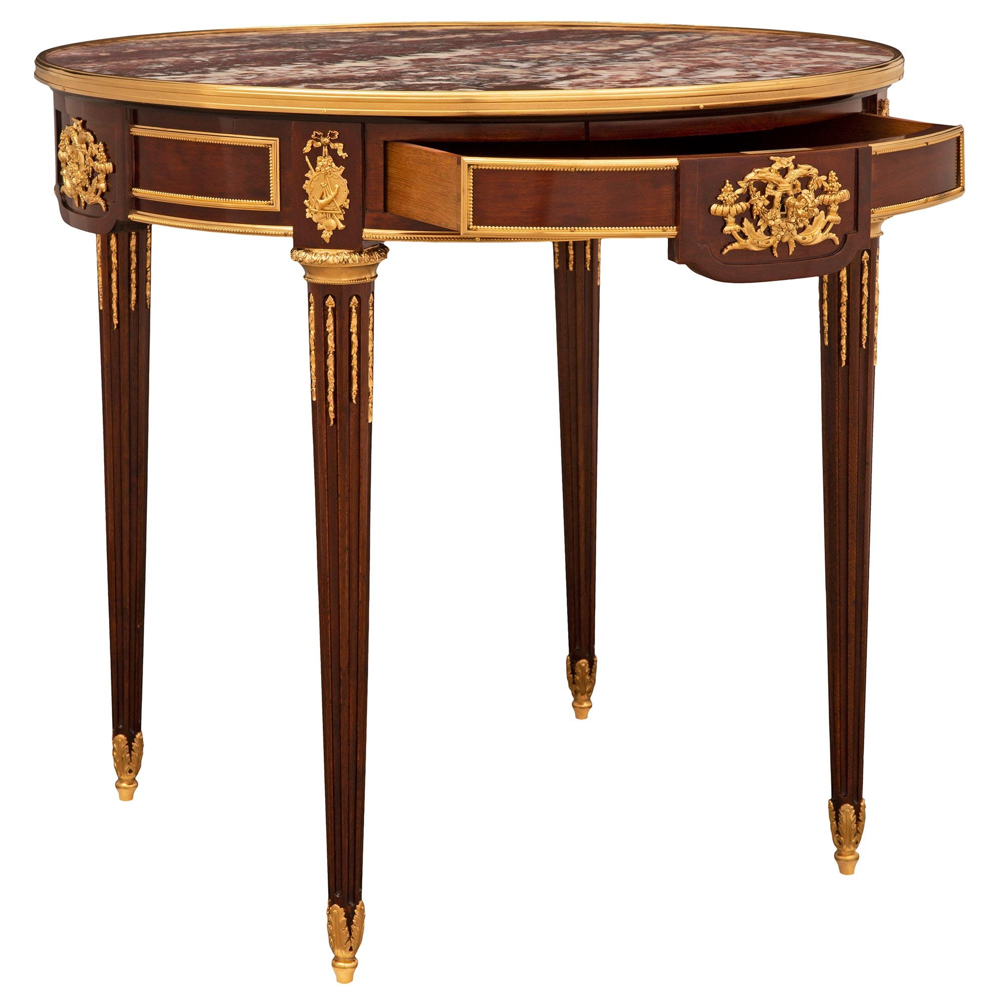 Français Table d'appoint française du 19ème siècle de style Louis XVI en acajou, bronze doré et marbre en vente