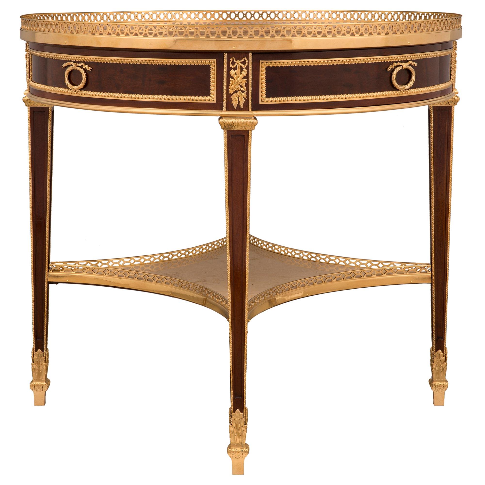 XIXe siècle Table d'appoint française du 19ème siècle de style Louis XVI en acajou, bronze doré et marbre en vente