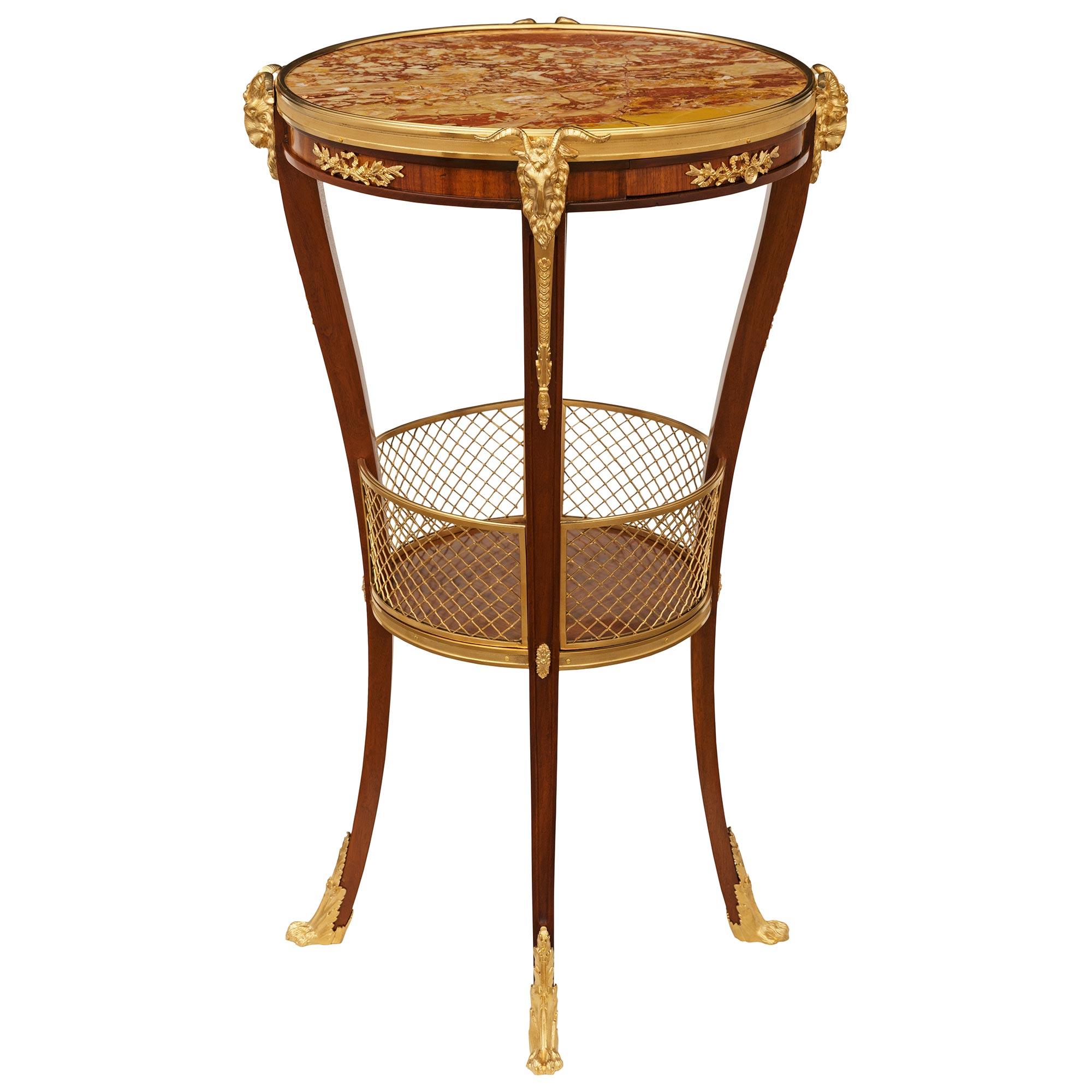 Bronze doré Table d'appoint française du XIXe siècle de style Louis XVI en acajou, bronze doré et marbre en vente