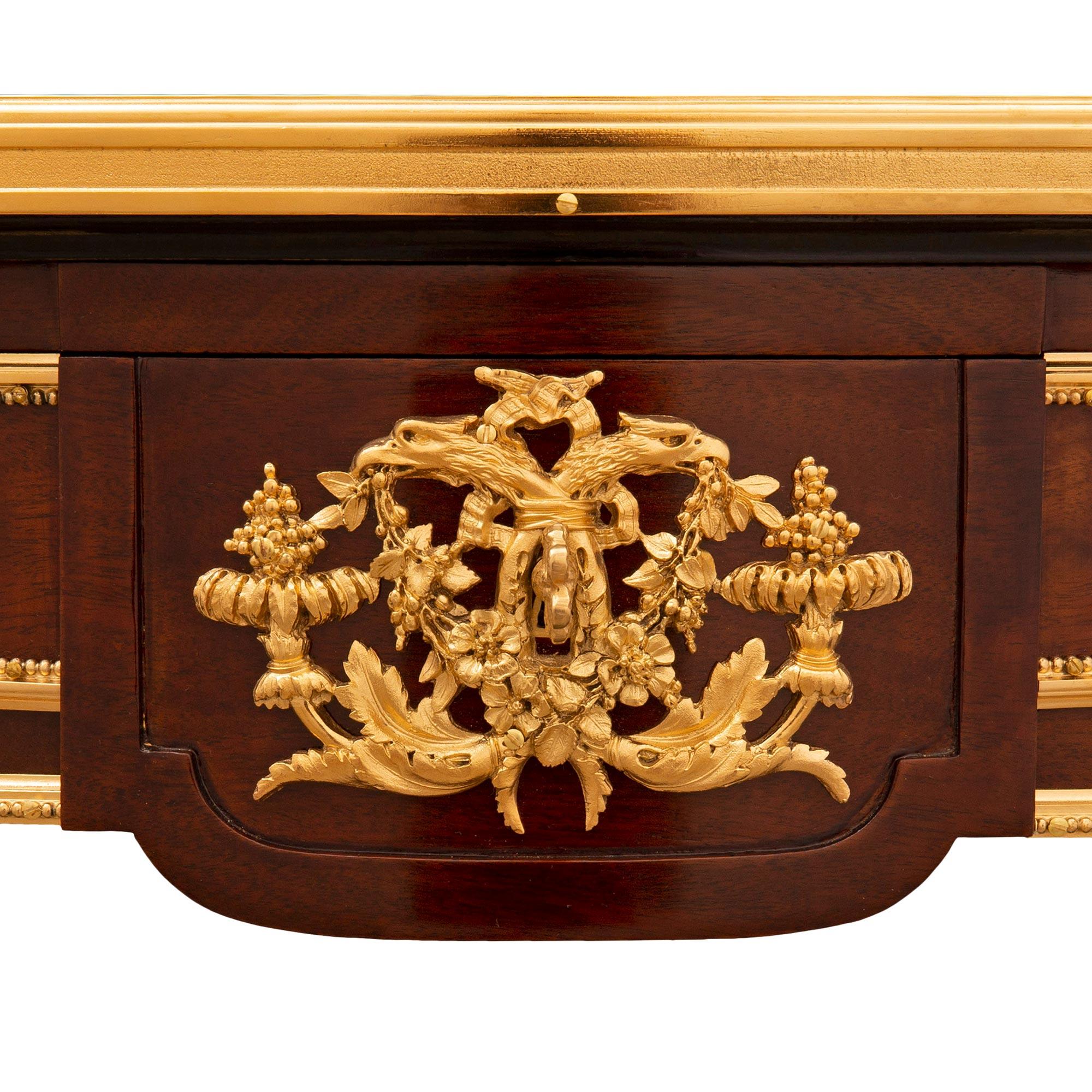 XIXe siècle Table d'appoint française du 19ème siècle de style Louis XVI en acajou, bronze doré et marbre en vente