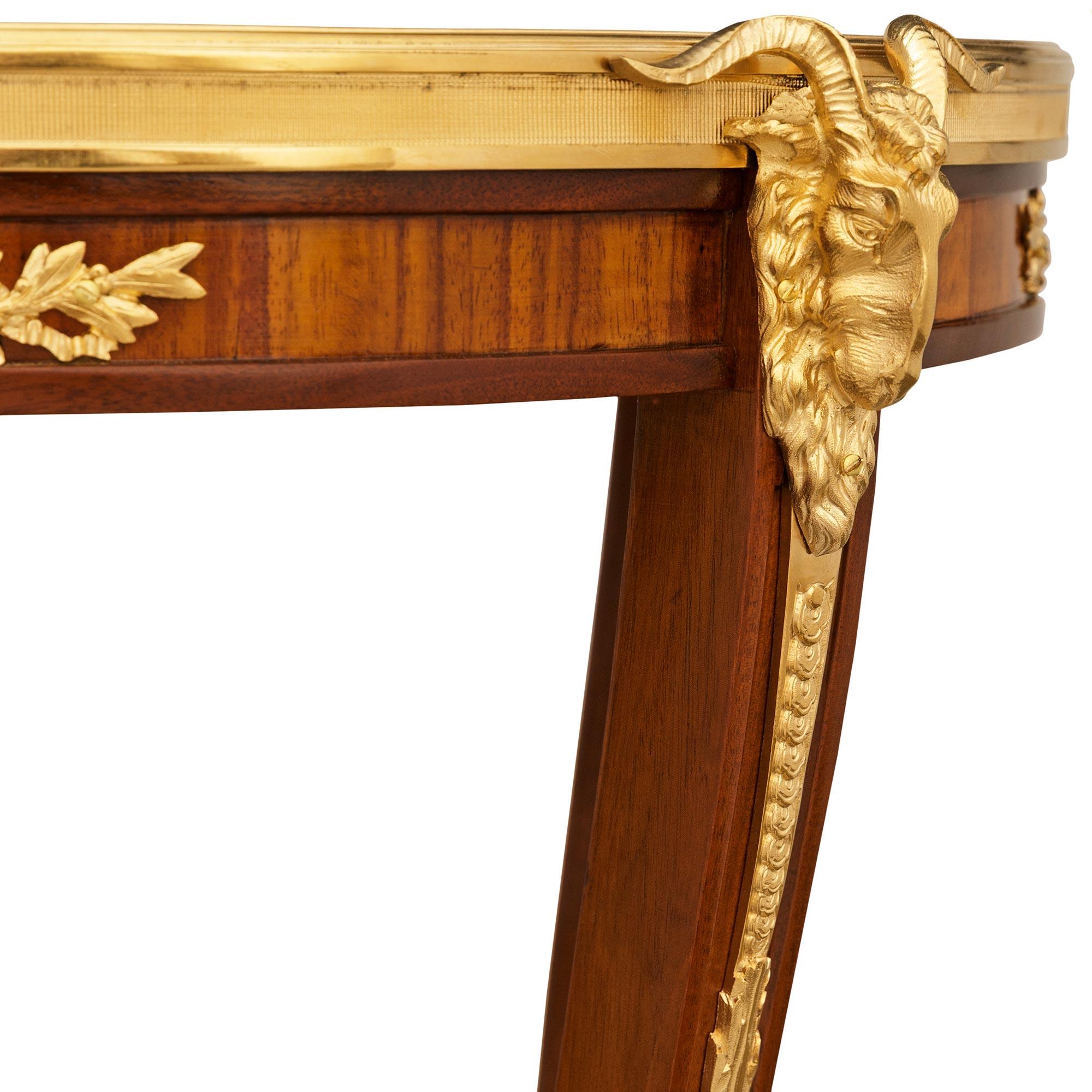 Table d'appoint française du XIXe siècle de style Louis XVI en acajou, bronze doré et marbre en vente 1