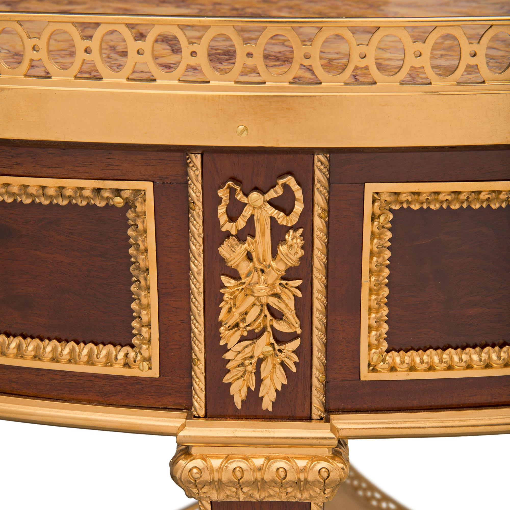 Table d'appoint française du 19ème siècle de style Louis XVI en acajou, bronze doré et marbre en vente 1