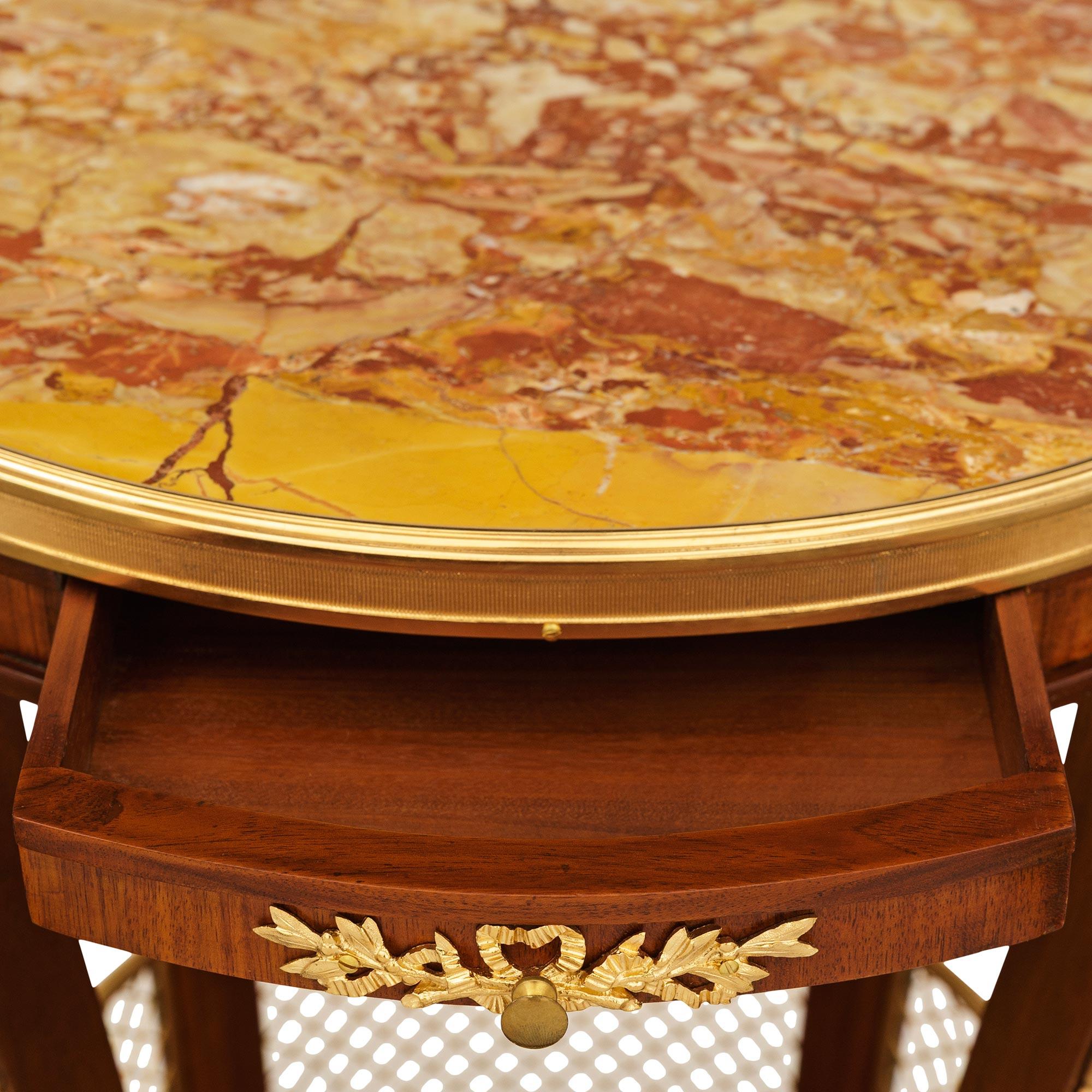 Table d'appoint française du XIXe siècle de style Louis XVI en acajou, bronze doré et marbre en vente 2