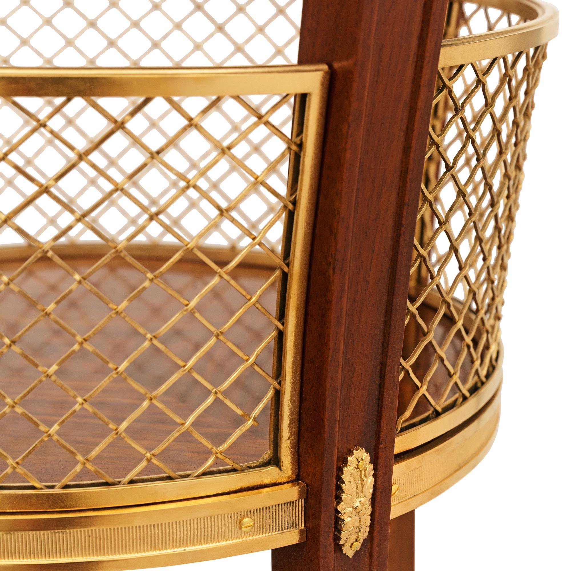 Table d'appoint française du XIXe siècle de style Louis XVI en acajou, bronze doré et marbre en vente 3