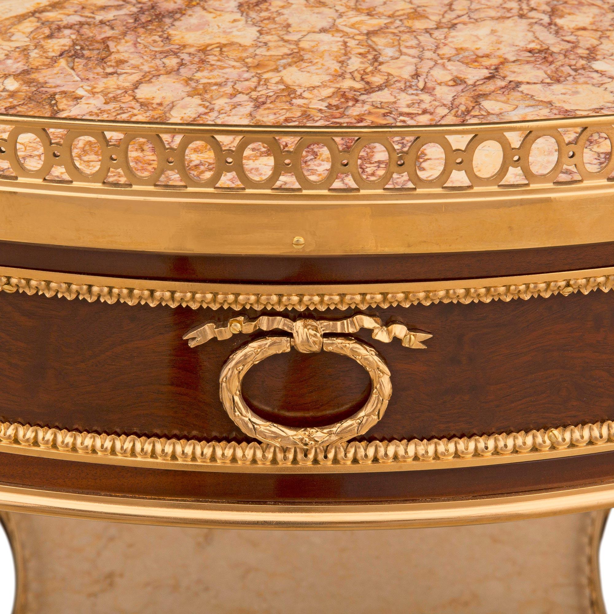 Table d'appoint française du 19ème siècle de style Louis XVI en acajou, bronze doré et marbre en vente 3