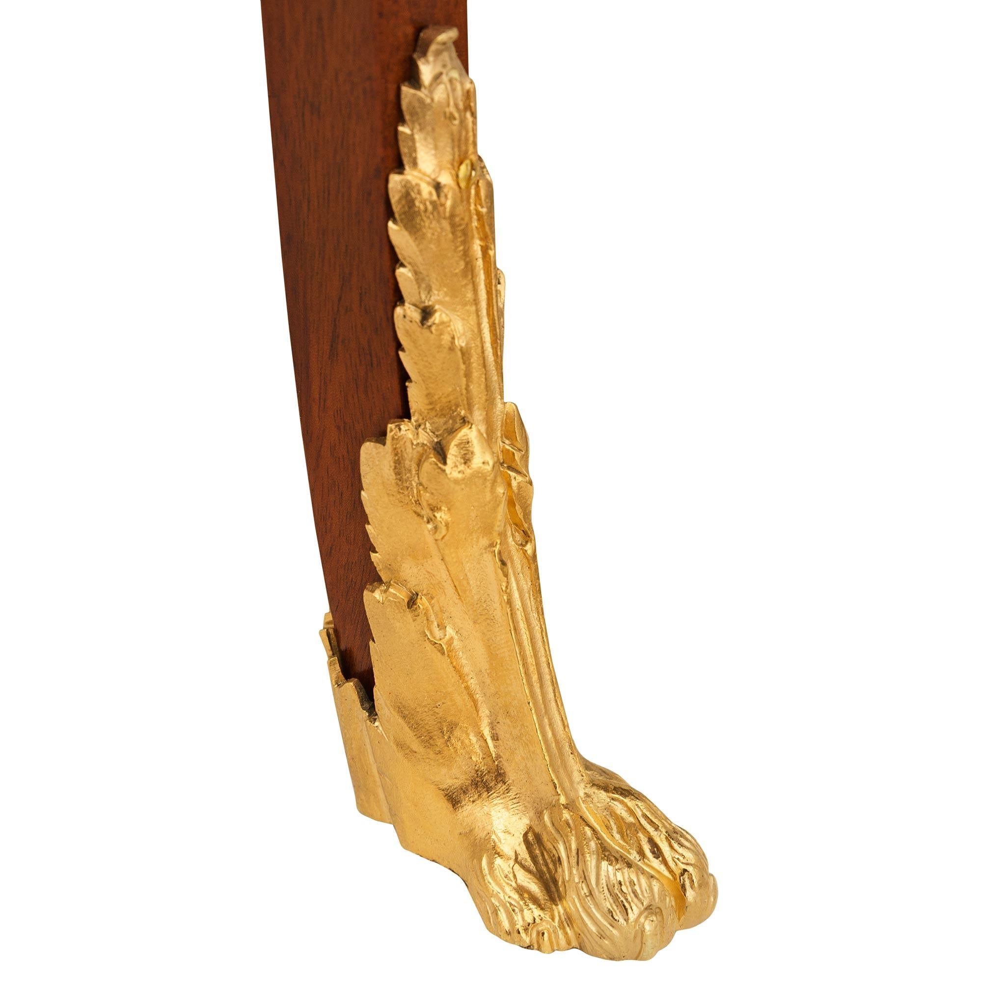 Table d'appoint française du XIXe siècle de style Louis XVI en acajou, bronze doré et marbre en vente 4