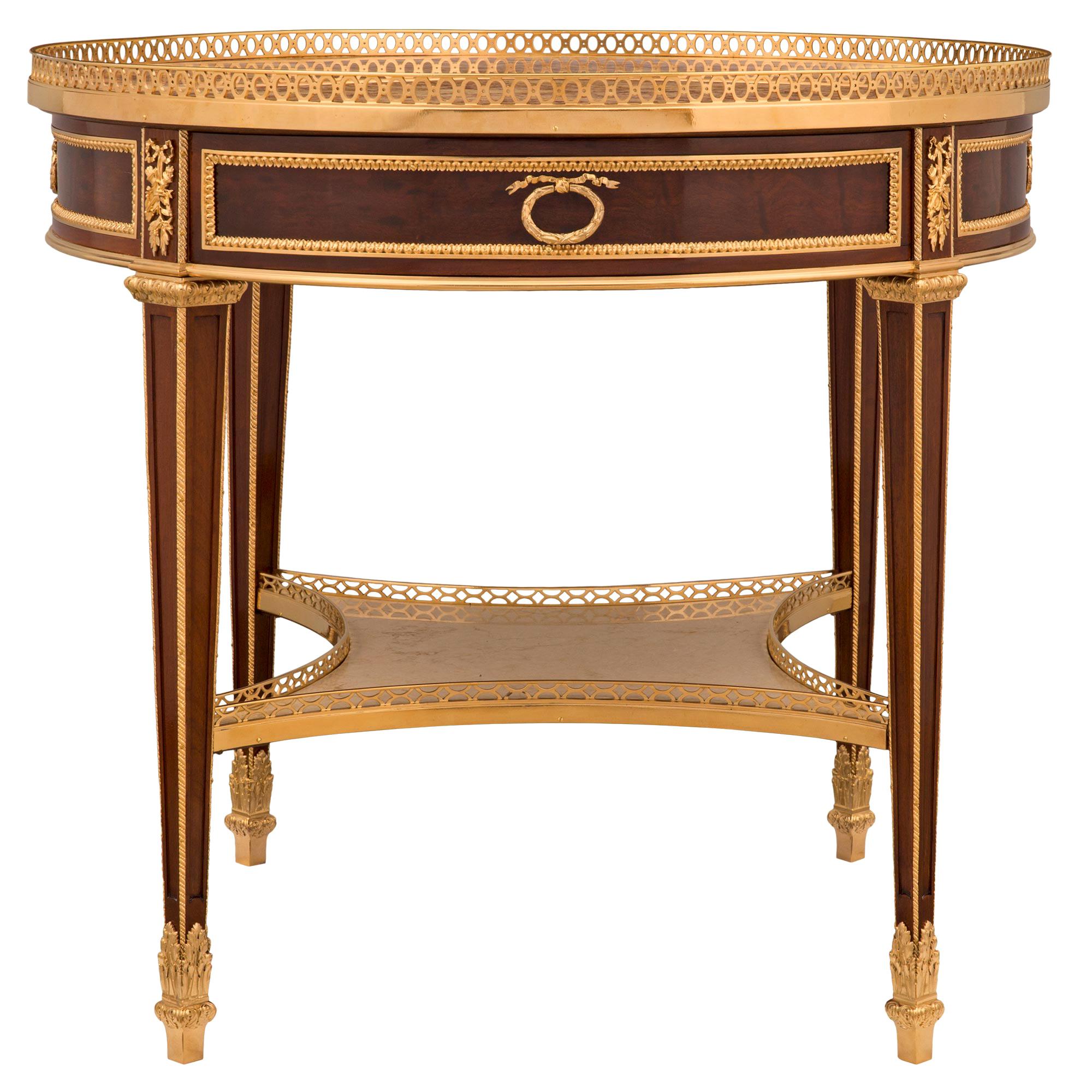 Table d'appoint française du 19ème siècle de style Louis XVI en acajou, bronze doré et marbre en vente