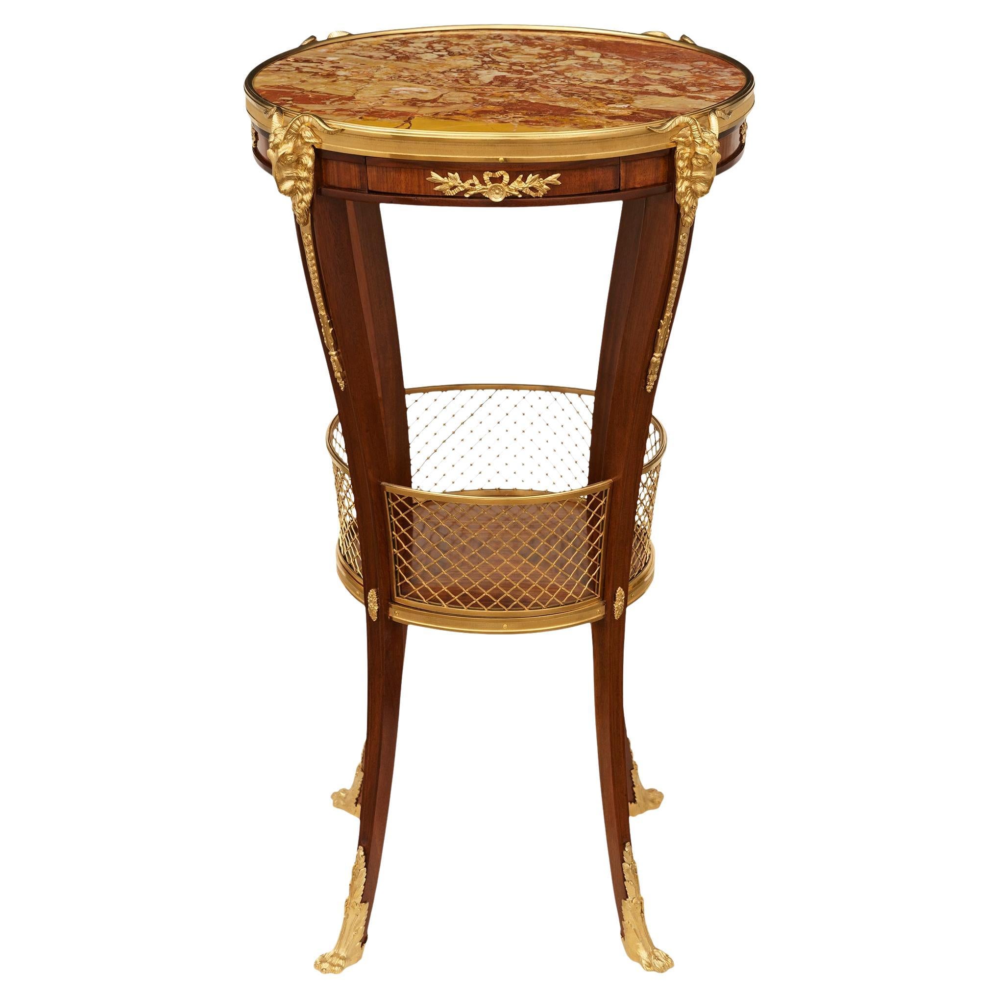 Table d'appoint française du XIXe siècle de style Louis XVI en acajou, bronze doré et marbre en vente