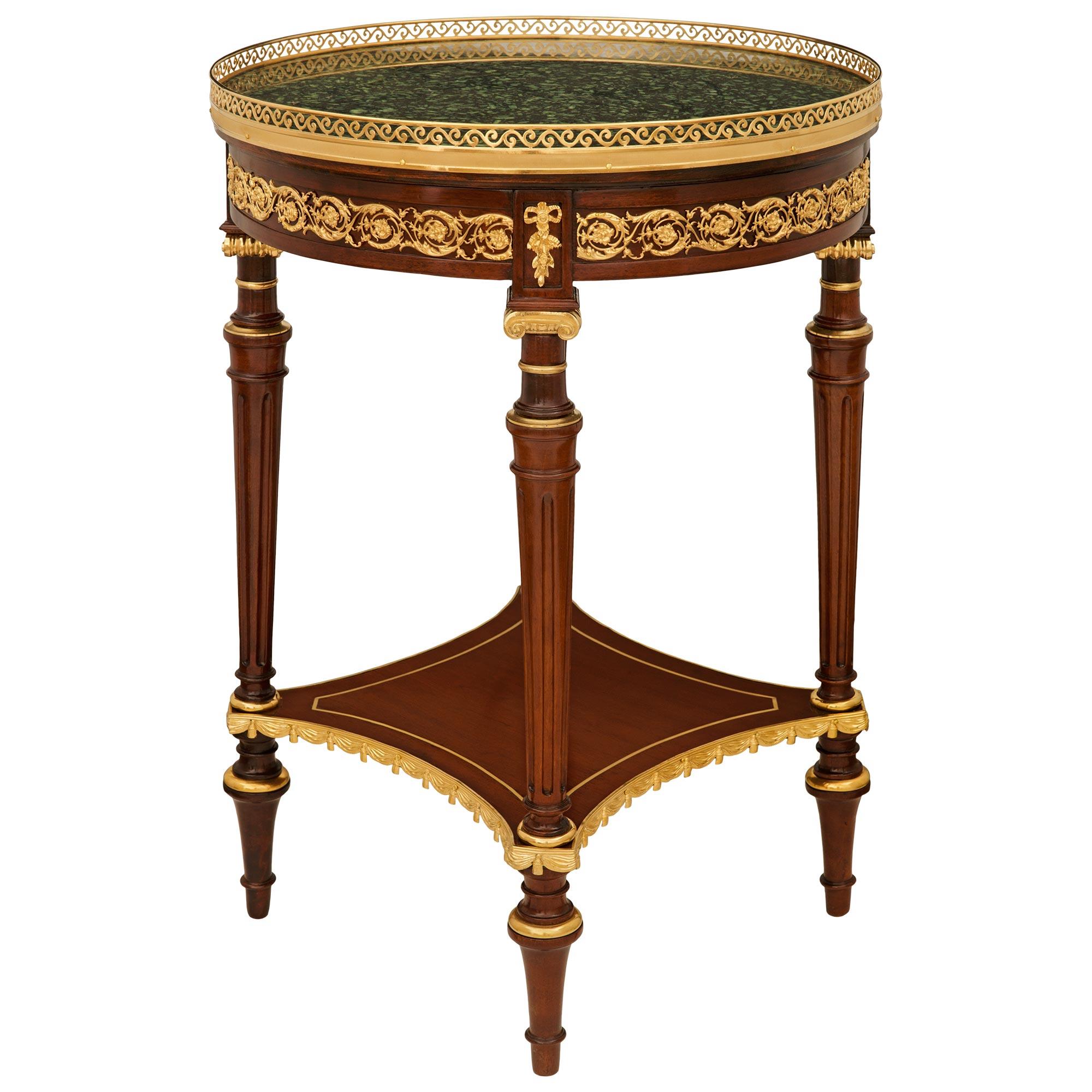 Belle Époque Table d'appoint en acajou, bronze doré et porphyre de style Louis XVI du 19e siècle. en vente