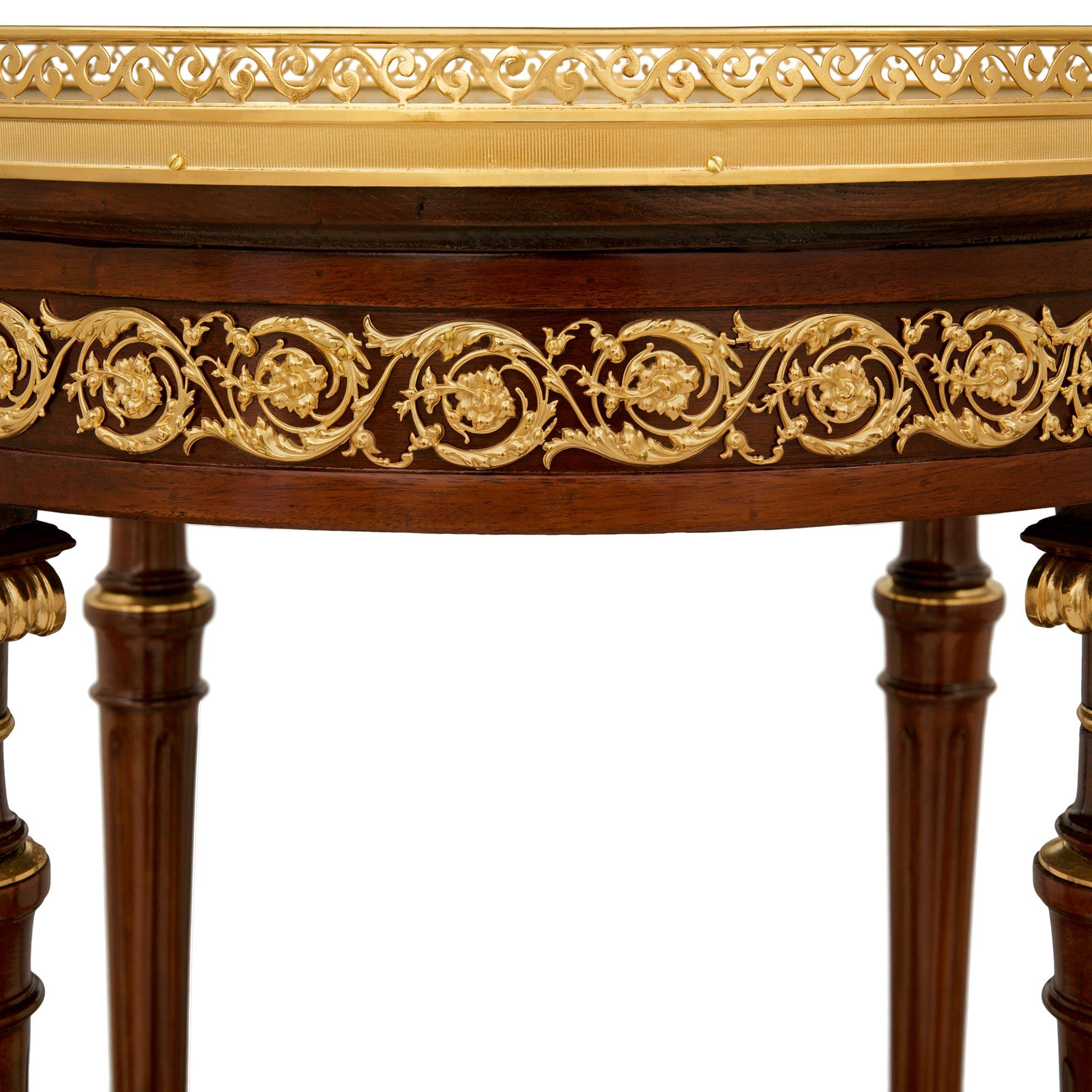 Français Table d'appoint en acajou, bronze doré et porphyre de style Louis XVI du 19e siècle. en vente