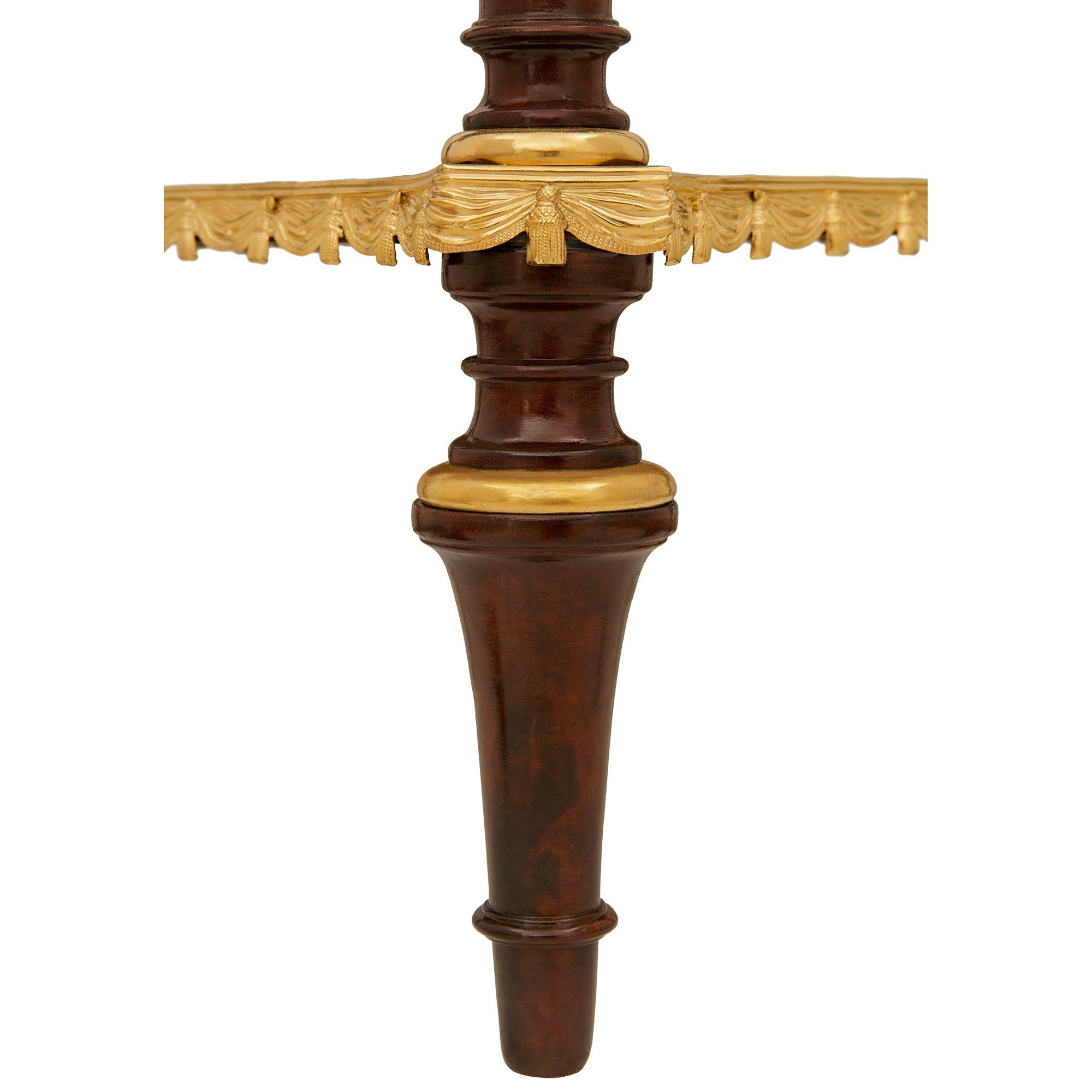 XIXe siècle Table d'appoint en acajou, bronze doré et porphyre de style Louis XVI du 19e siècle. en vente