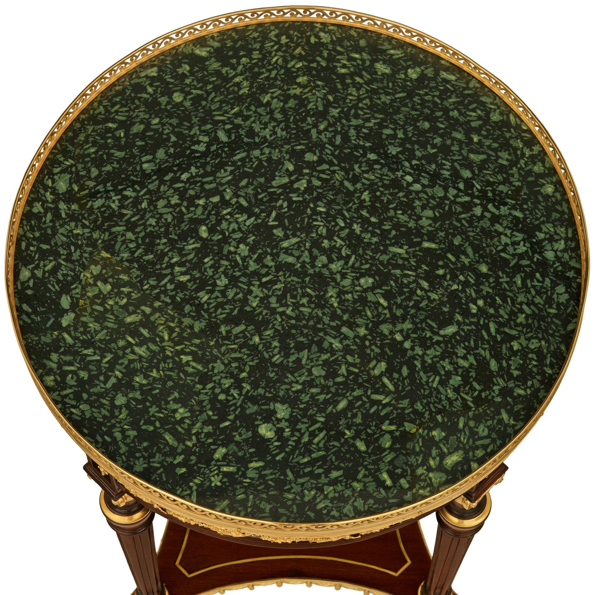 Bronze doré Table d'appoint en acajou, bronze doré et porphyre de style Louis XVI du 19e siècle. en vente