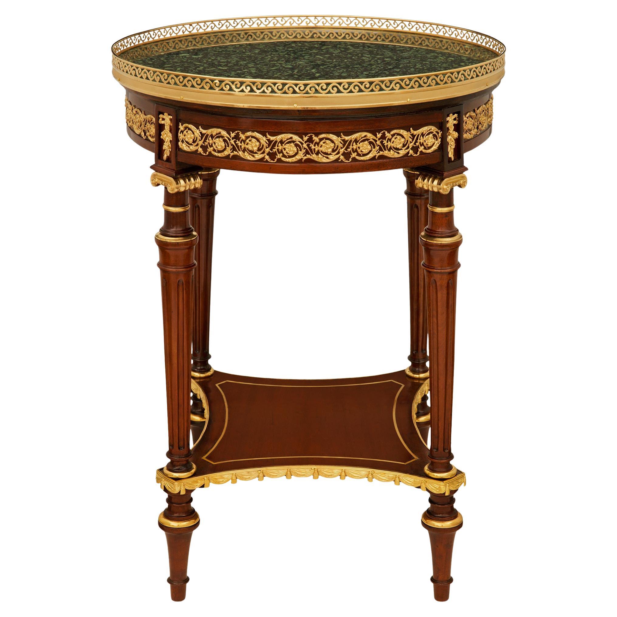 Table d'appoint en acajou, bronze doré et porphyre de style Louis XVI du 19e siècle.