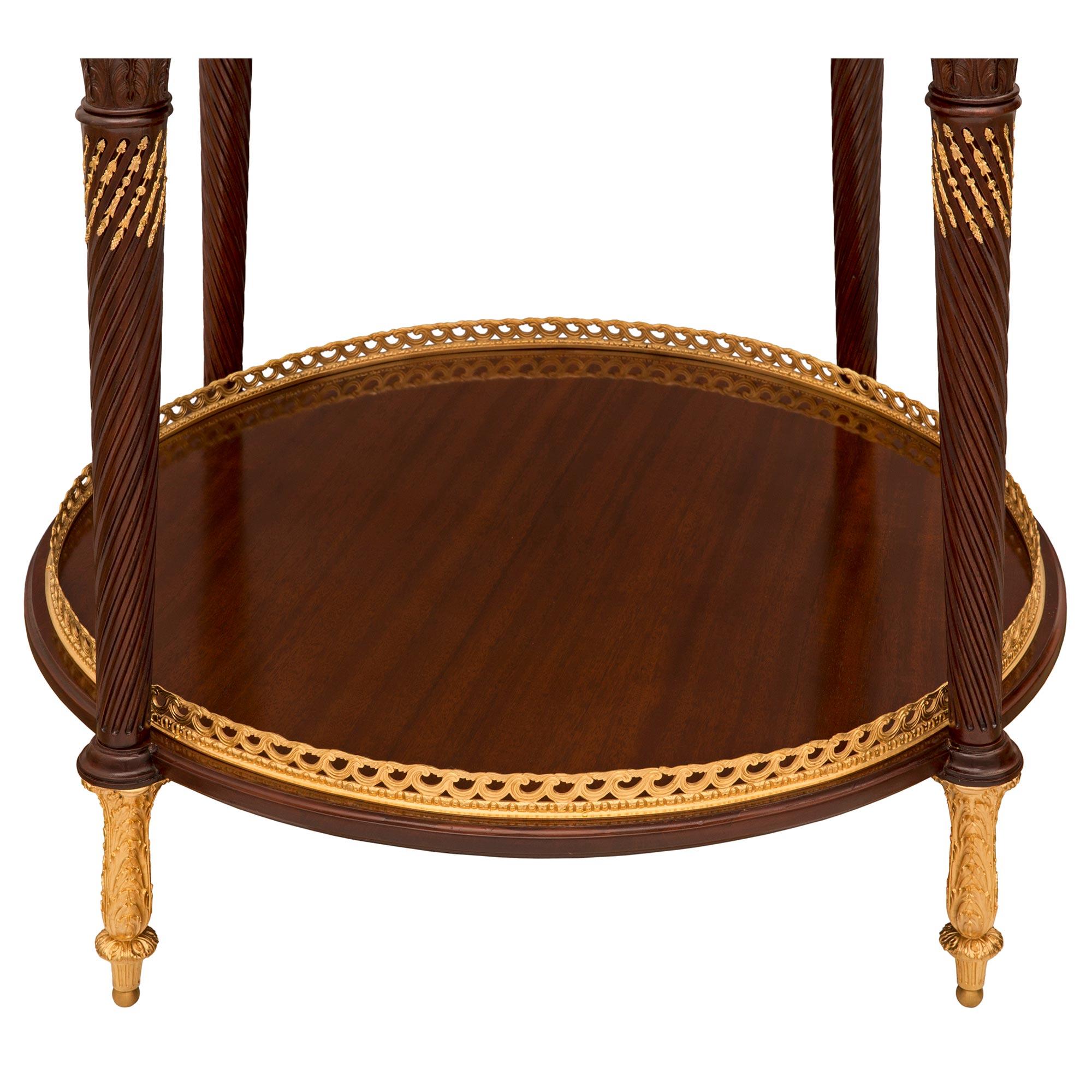 Vitrina francesa del siglo XIX, estilo Luis XVI, de caoba, ormolu, bronce y cristal en venta 4