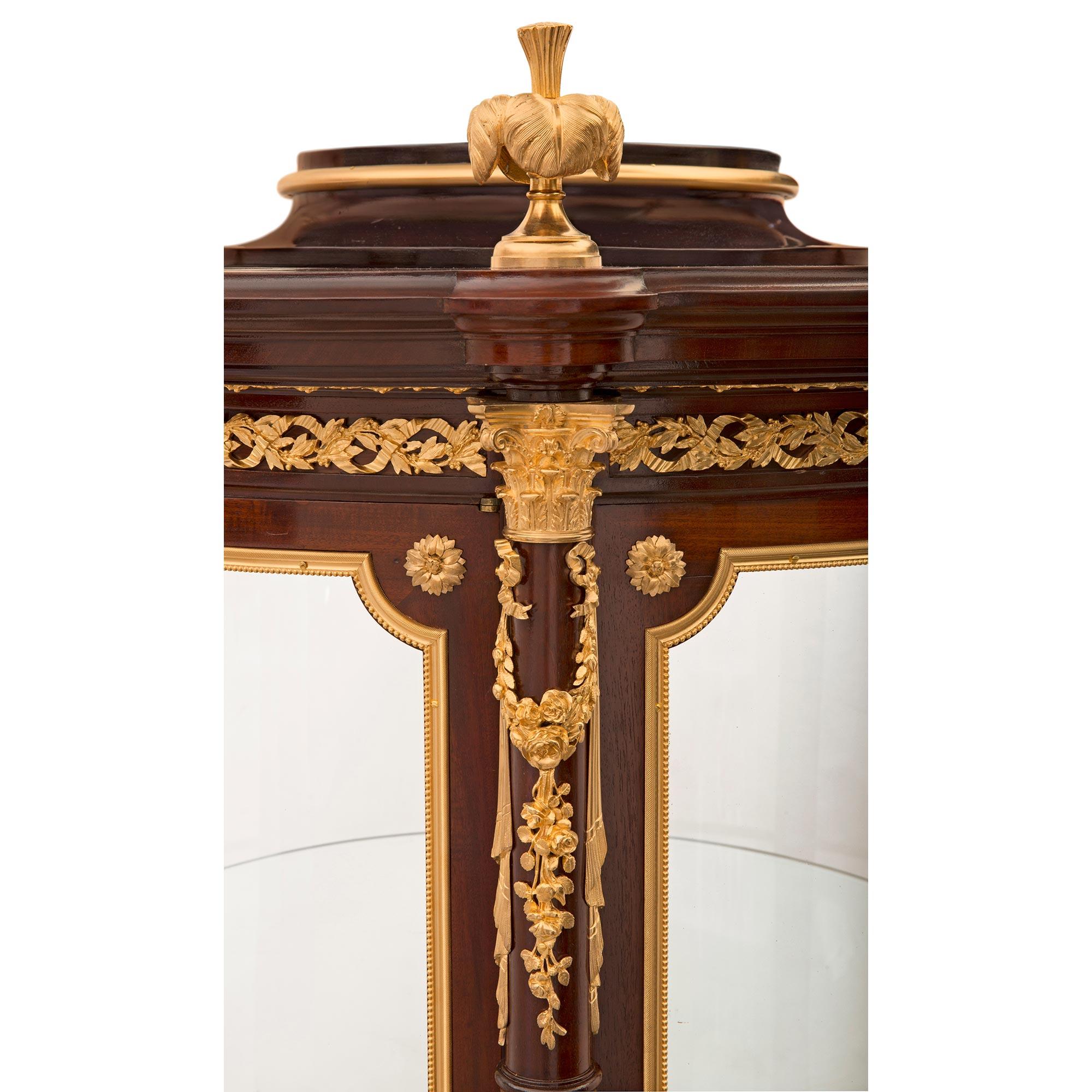 Vitrina francesa del siglo XIX, estilo Luis XVI, de caoba, ormolu, bronce y cristal en Bueno estado para la venta en West Palm Beach, FL