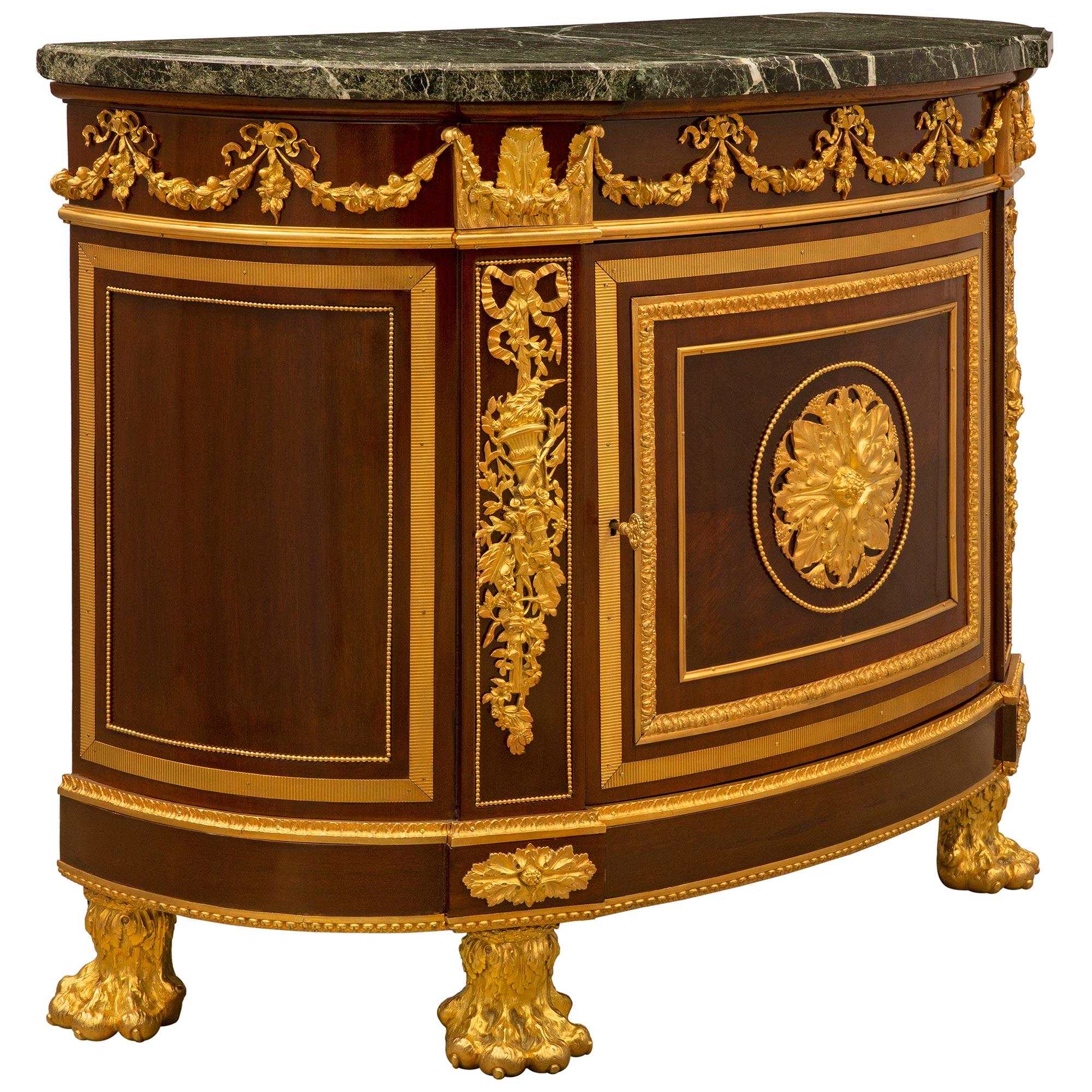 Commode À Porte francese del XIX secolo in mogano Luigi XVI, ormolu In condizioni buone in vendita a West Palm Beach, FL