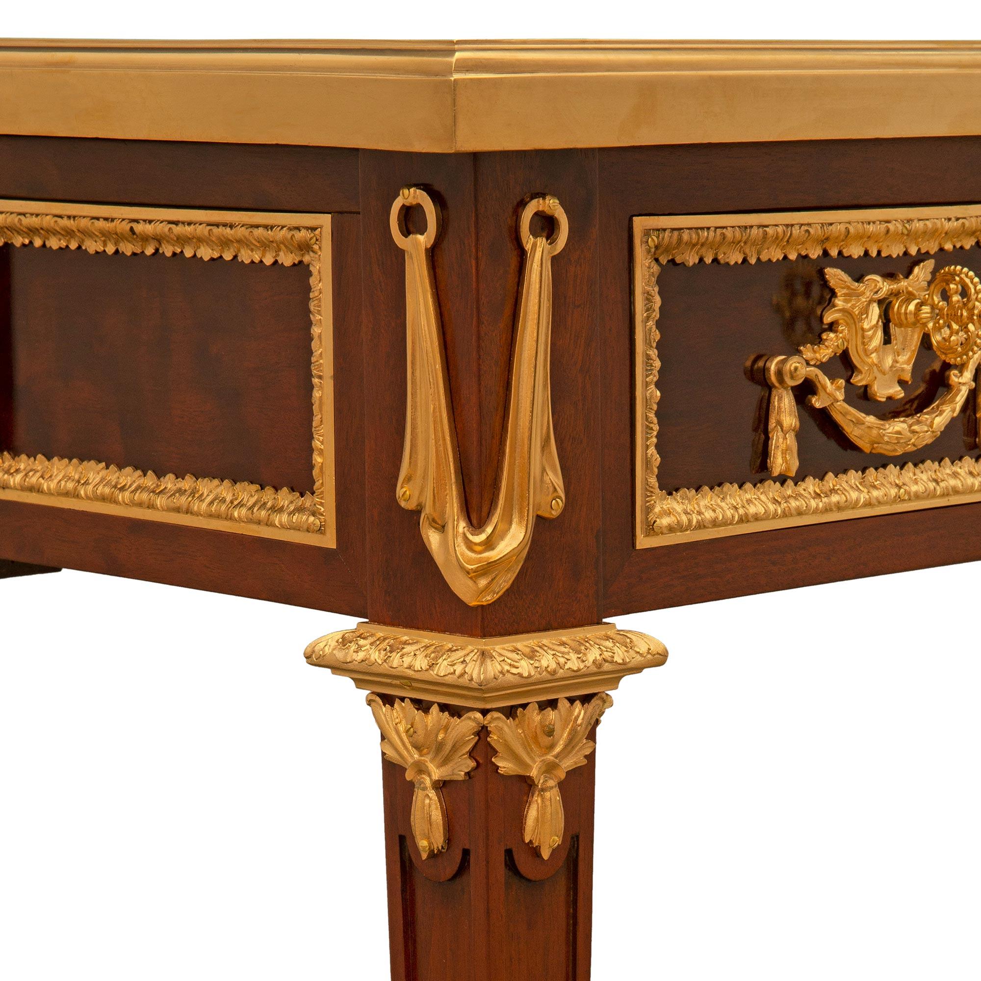 Scrivania francese del XIX secolo in mogano Luigi XVI, Ormolu, firmata A Link in vendita 1