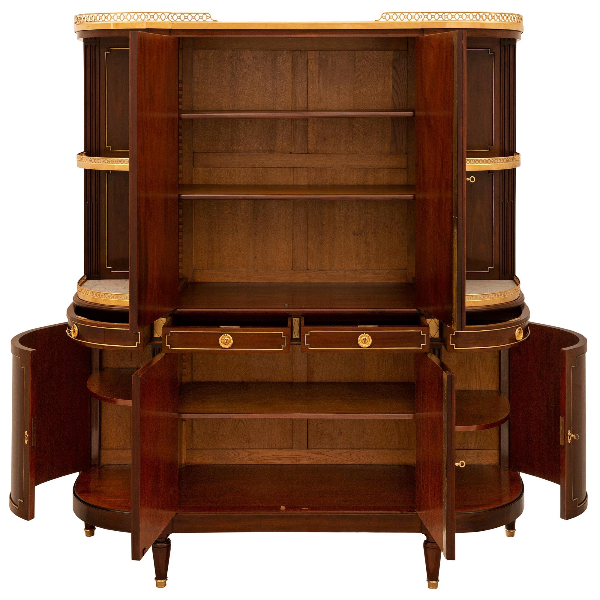 Un cabinet Deux-Corps francese della metà del XIX secolo, estremamente elegante e di alta qualità, in mogano, ottone e ormolu. Il mobile è sollevato da gambe a forma di topie sotto due ante curve in mogano massiccio e due ante centrali. Le porte