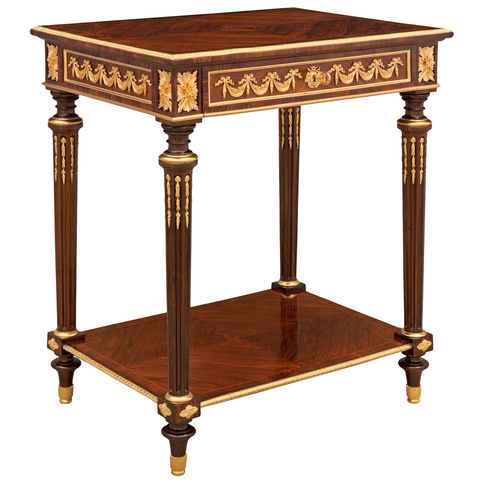 Français Table d'appoint française du 19ème siècle de style Louis XVI en acajou, bois de rose et bronze doré en vente