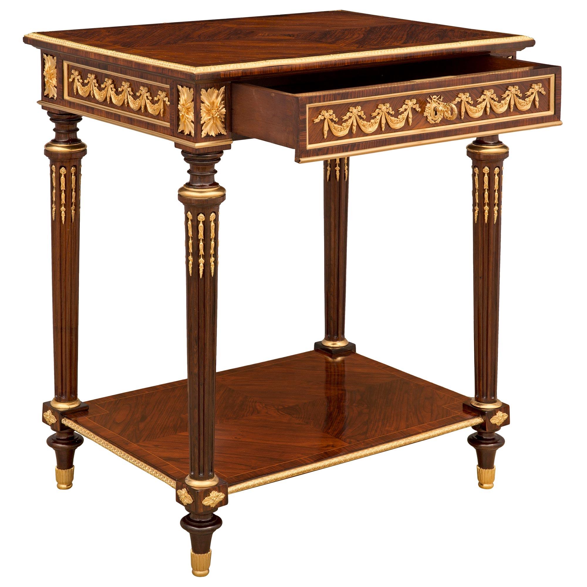 Table d'appoint française du 19ème siècle de style Louis XVI en acajou, bois de rose et bronze doré Bon état - En vente à West Palm Beach, FL