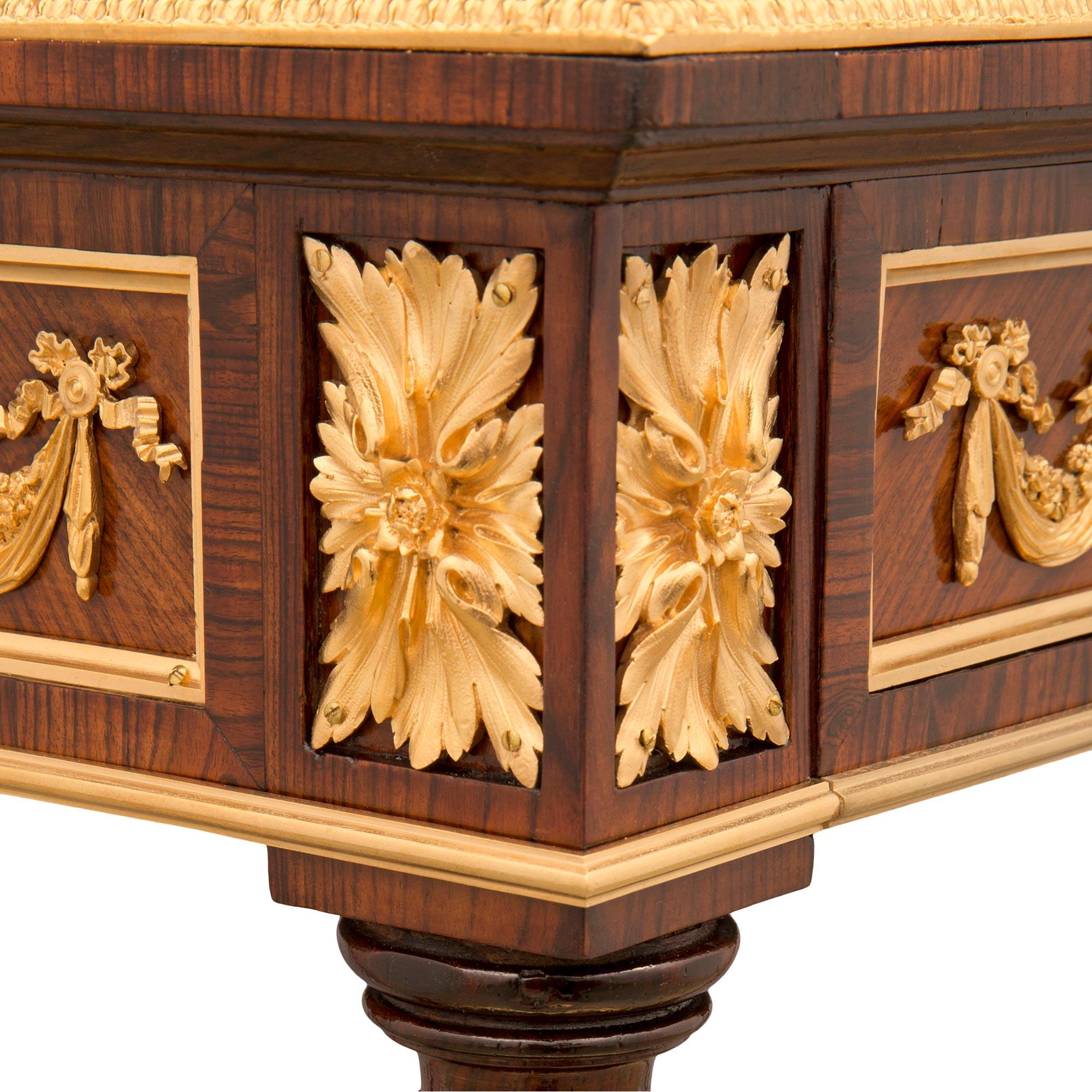 Table d'appoint française du 19ème siècle de style Louis XVI en acajou, bois de rose et bronze doré en vente 2