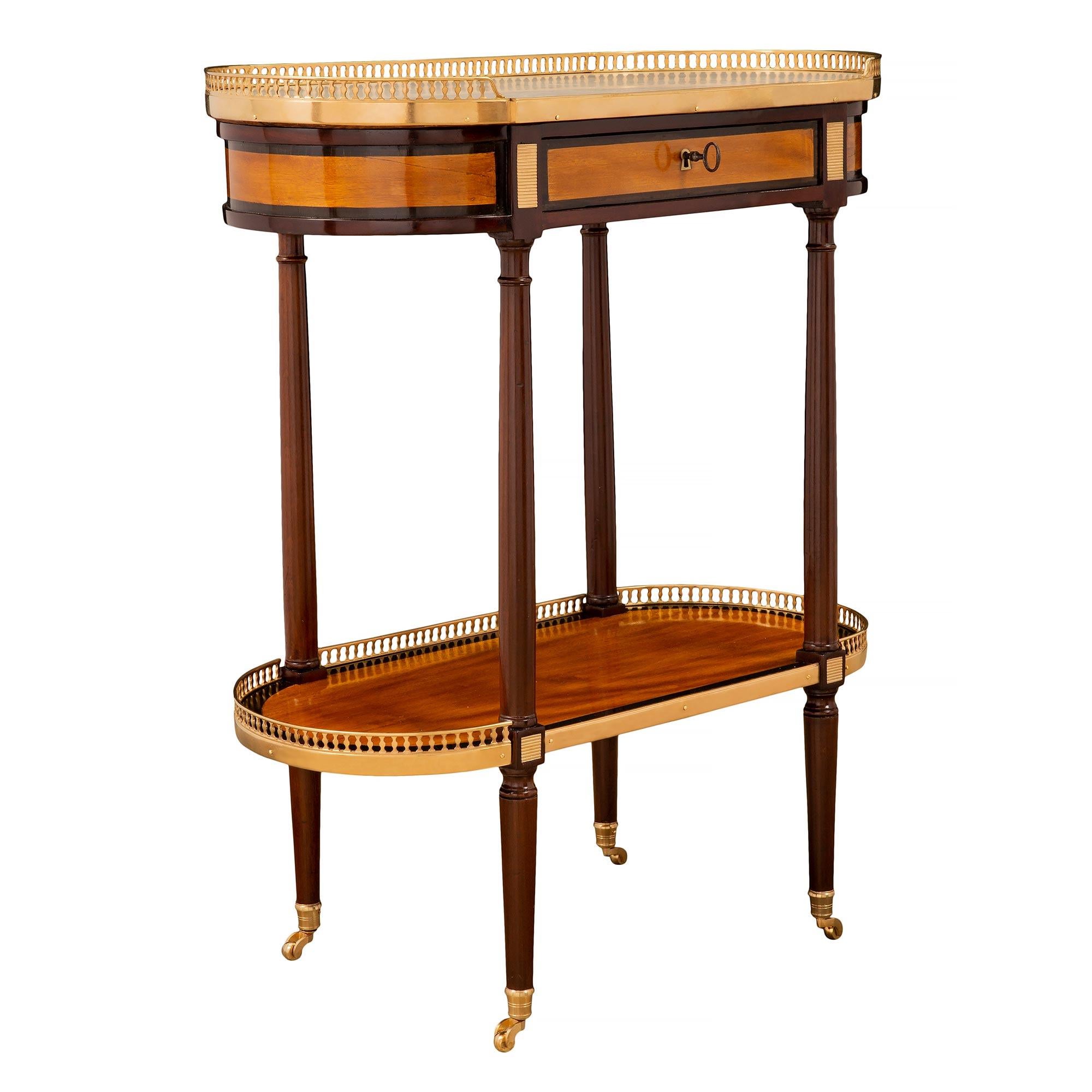 Français Table d'appoint française du 19ème siècle de style Louis XVI en acajou, citronnier et bronze doré en vente