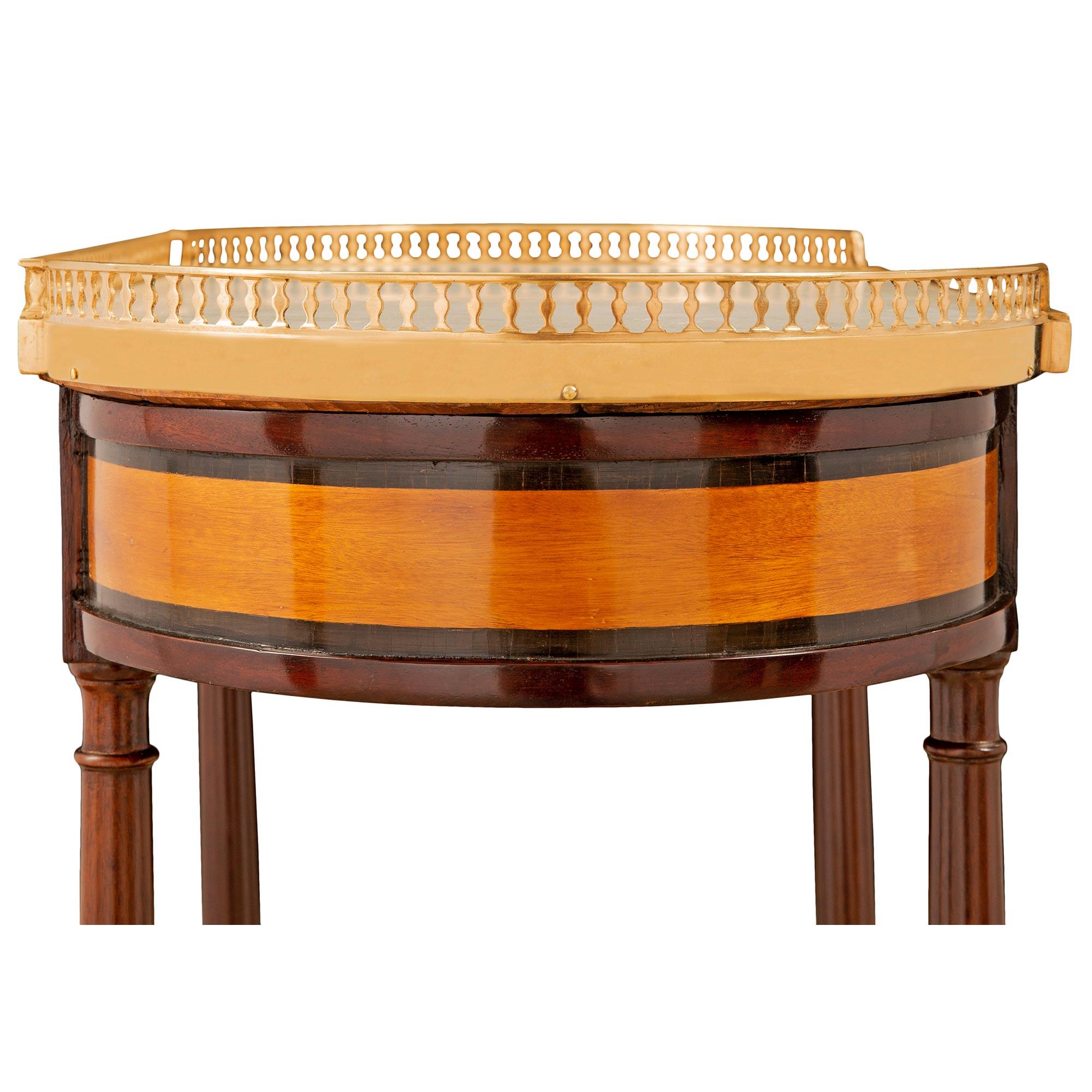 Acajou Table d'appoint française du 19ème siècle de style Louis XVI en acajou, citronnier et bronze doré en vente
