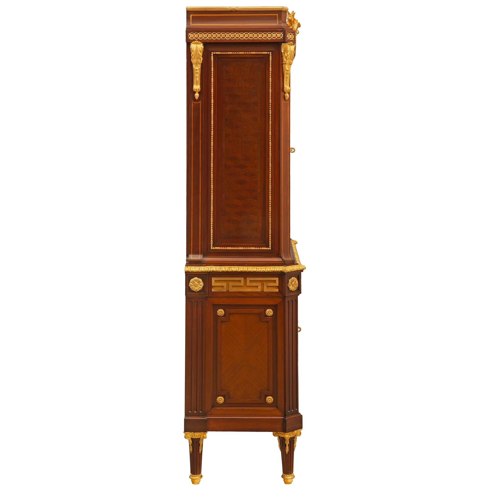 Cabinet d'horloge en acajou, tulipier et bronze doré de style Louis XVI du 19e siècle Bon état - En vente à West Palm Beach, FL