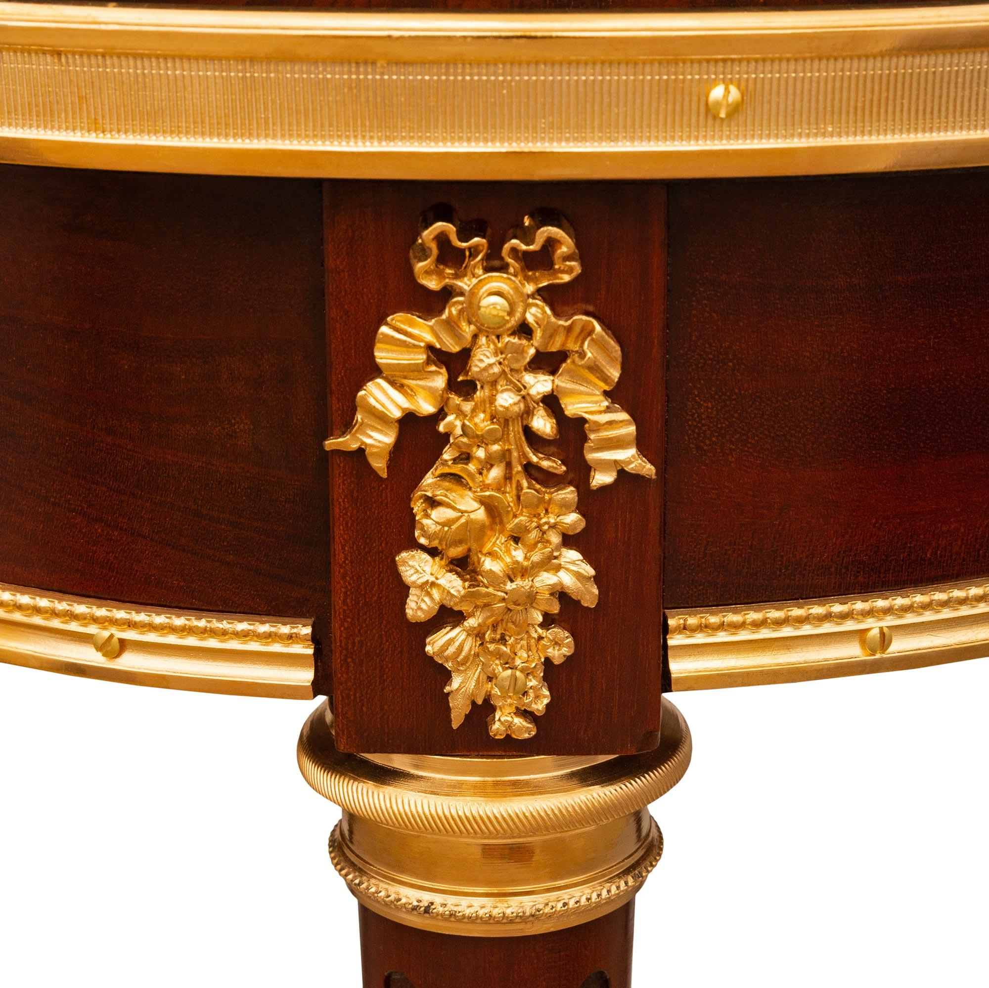 Similoro Tavolino francese del XIX secolo in stile Luigi XVI in mogano, tulipano, legno di quercia e ormeggio in vendita
