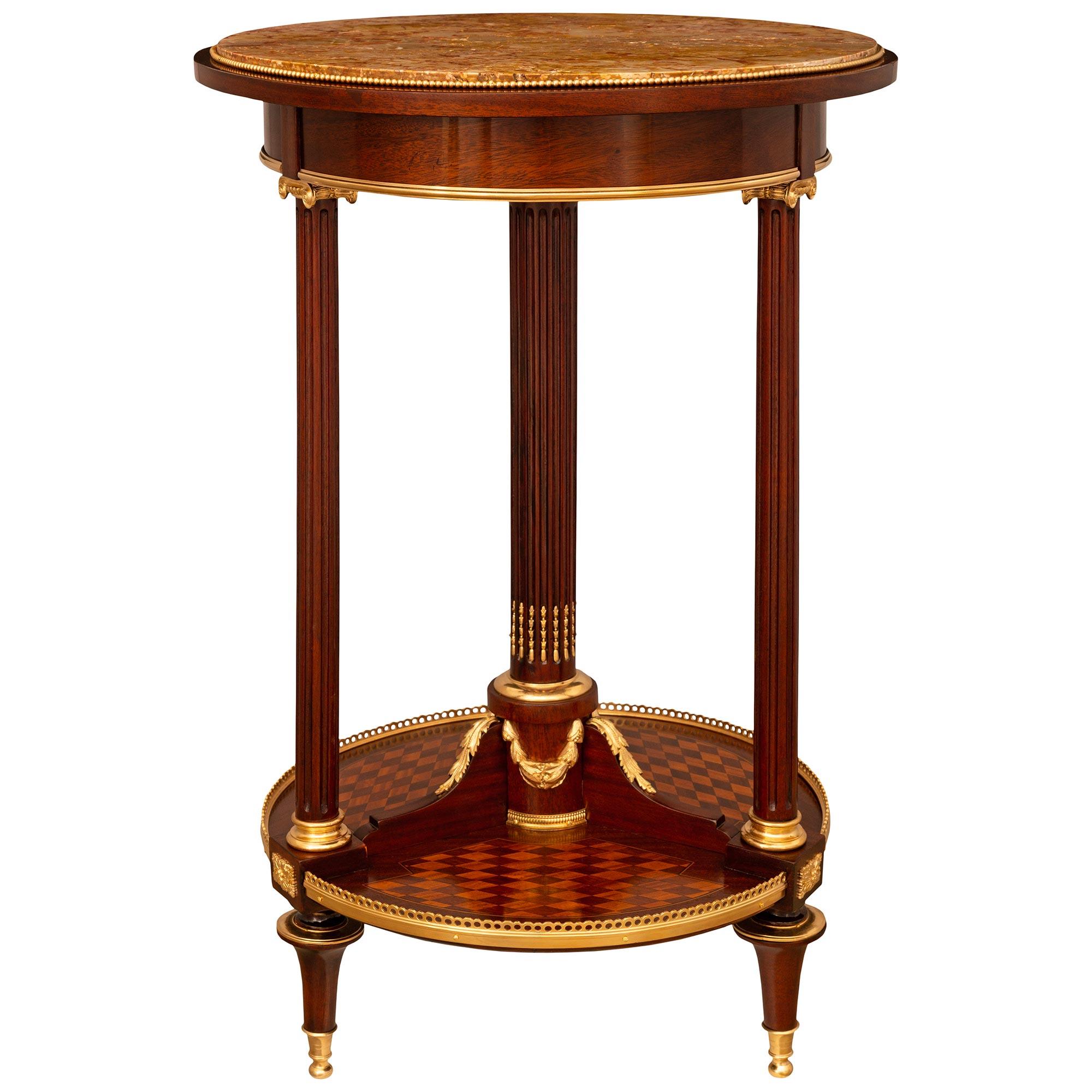 Französischer Louis-XVI-Tisch aus Mahagoni, Tulpenholz, Goldbronze und Marmor, 19. Jahrhundert (Louis XVI.) im Angebot
