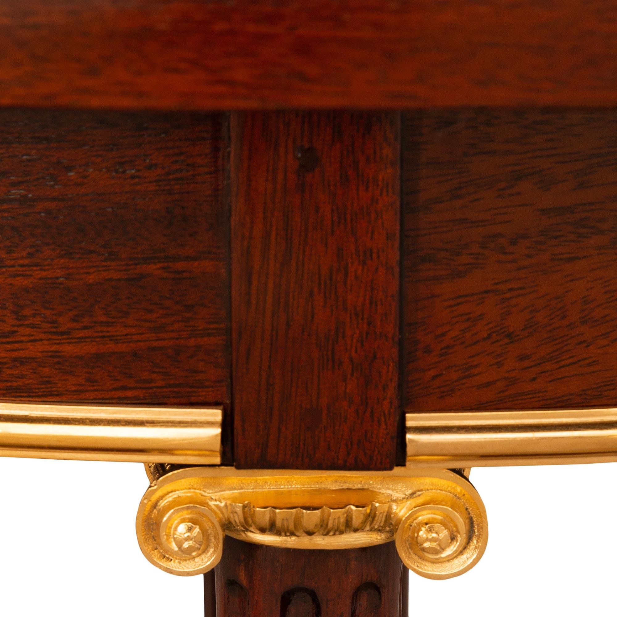 Französischer Louis-XVI-Tisch aus Mahagoni, Tulpenholz, Goldbronze und Marmor, 19. Jahrhundert im Angebot 1