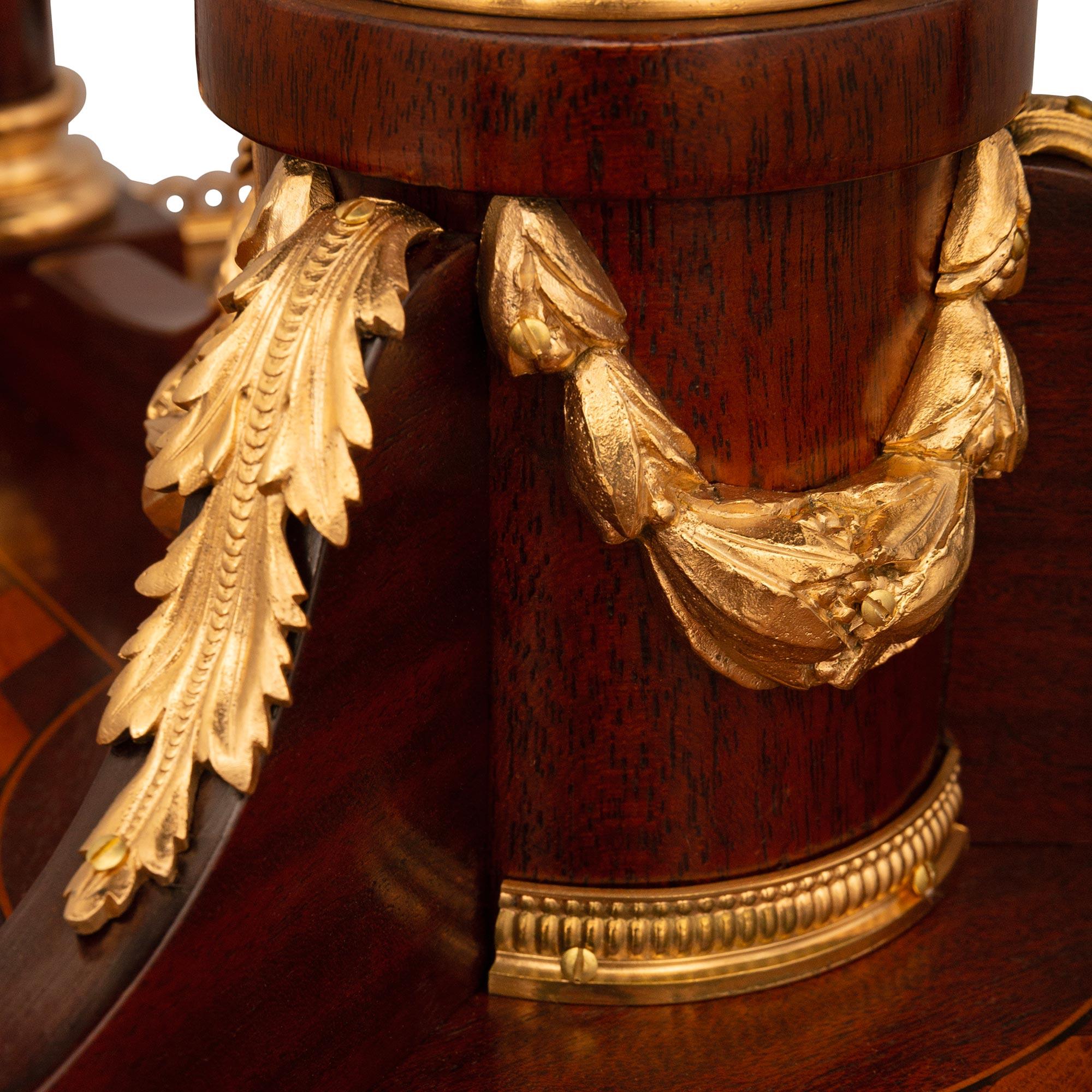 Französischer Louis-XVI-Tisch aus Mahagoni, Tulpenholz, Goldbronze und Marmor, 19. Jahrhundert im Angebot 3