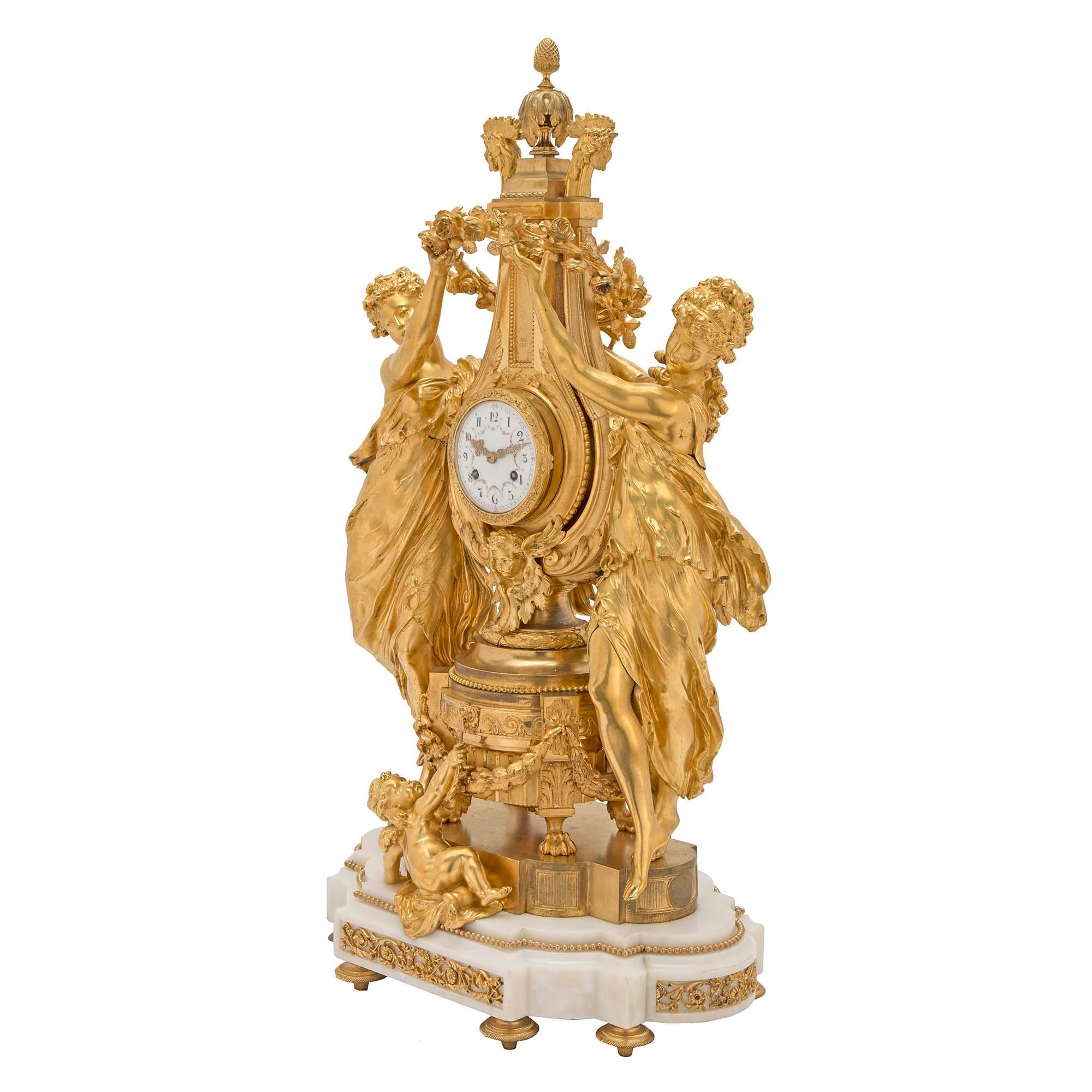 Eine prächtige und sehr hochwertige französische Uhr aus dem 19. Jahrhundert aus Louis XVI Marmor und fein ziseliertem Ormolu. Die Uhr steht auf sechs ormolu-förmigen Füßen unter dem Sockel aus weißem Carrara-Marmor mit verschnörkelten,