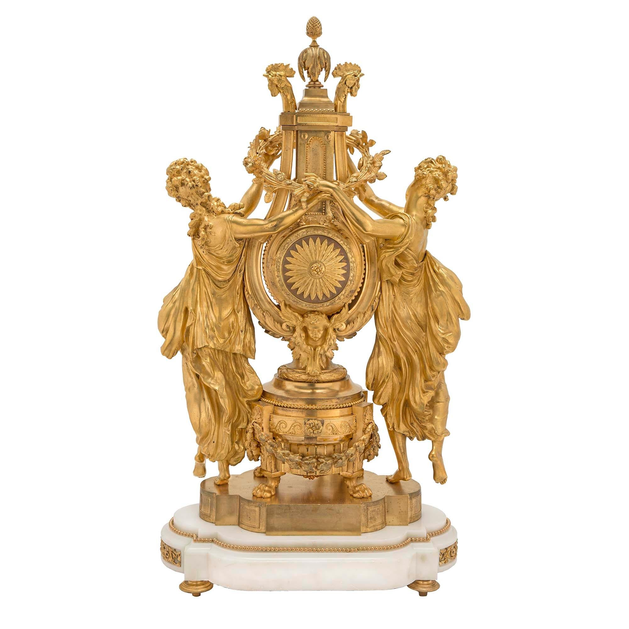 Uhr aus Marmor und fein ziselierter Goldbronze im Louis-XVI-Stil des 19. Jahrhunderts (Französisch) im Angebot