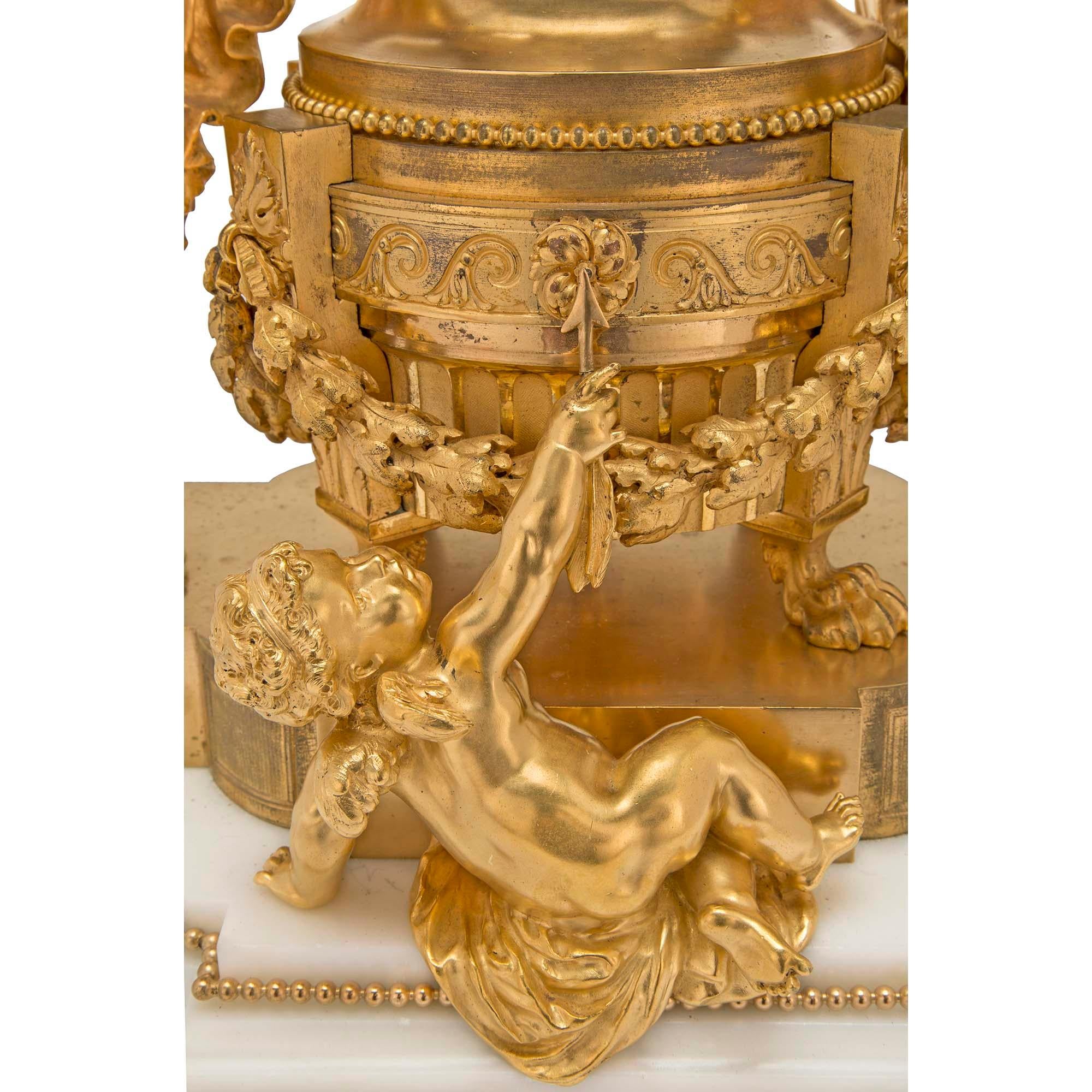 Uhr aus Marmor und fein ziselierter Goldbronze im Louis-XVI-Stil des 19. Jahrhunderts im Zustand „Gut“ im Angebot in West Palm Beach, FL
