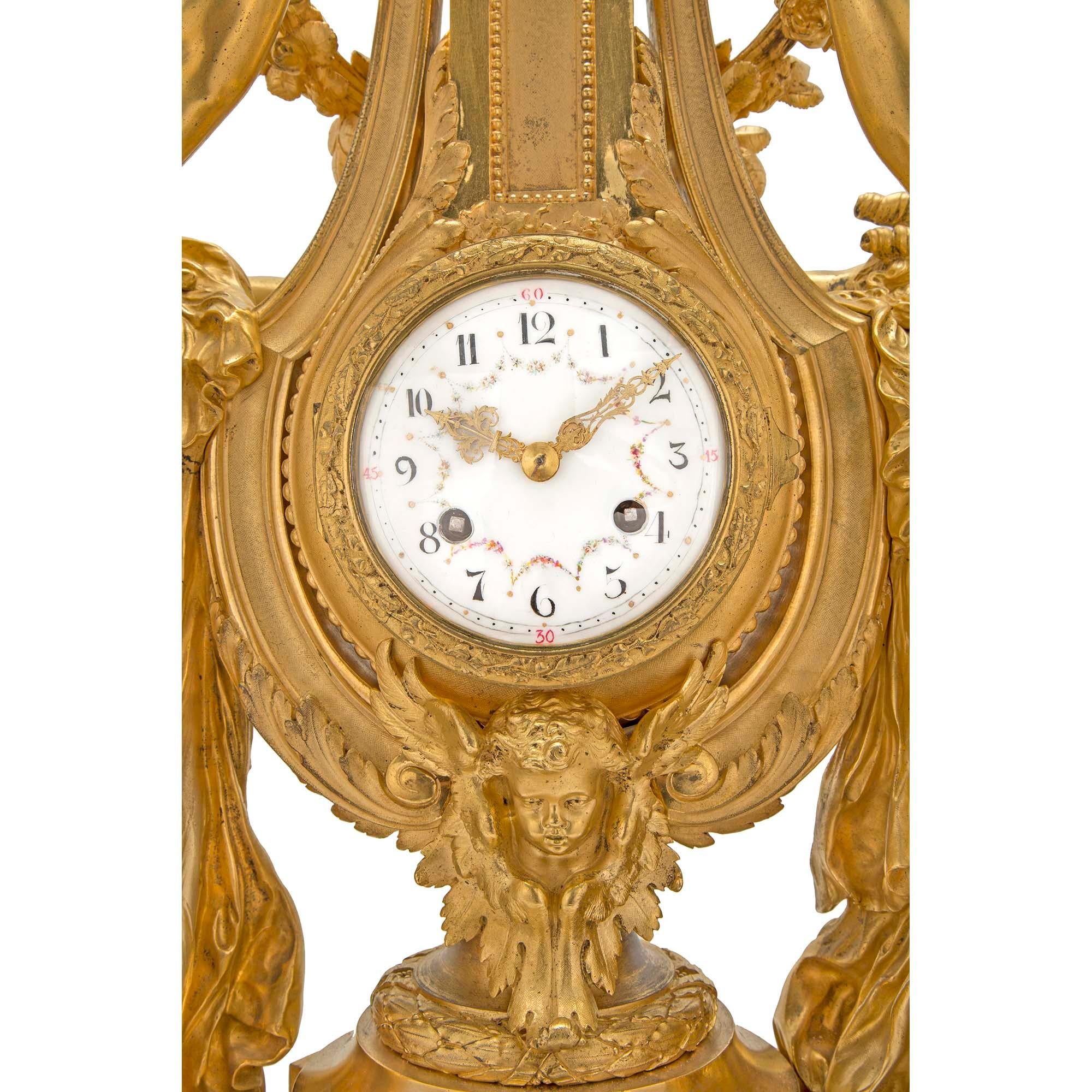 Uhr aus Marmor und fein ziselierter Goldbronze im Louis-XVI-Stil des 19. Jahrhunderts im Angebot 1